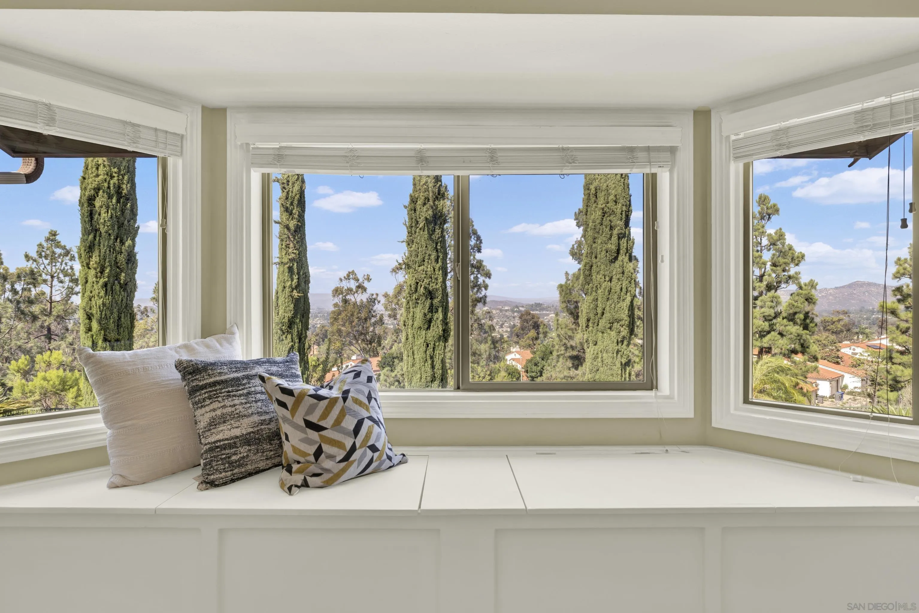 https://cdn.realtyfeed.com/cdn/127/250036376/e3cc54102e21735763aa8629b6cce183.webp