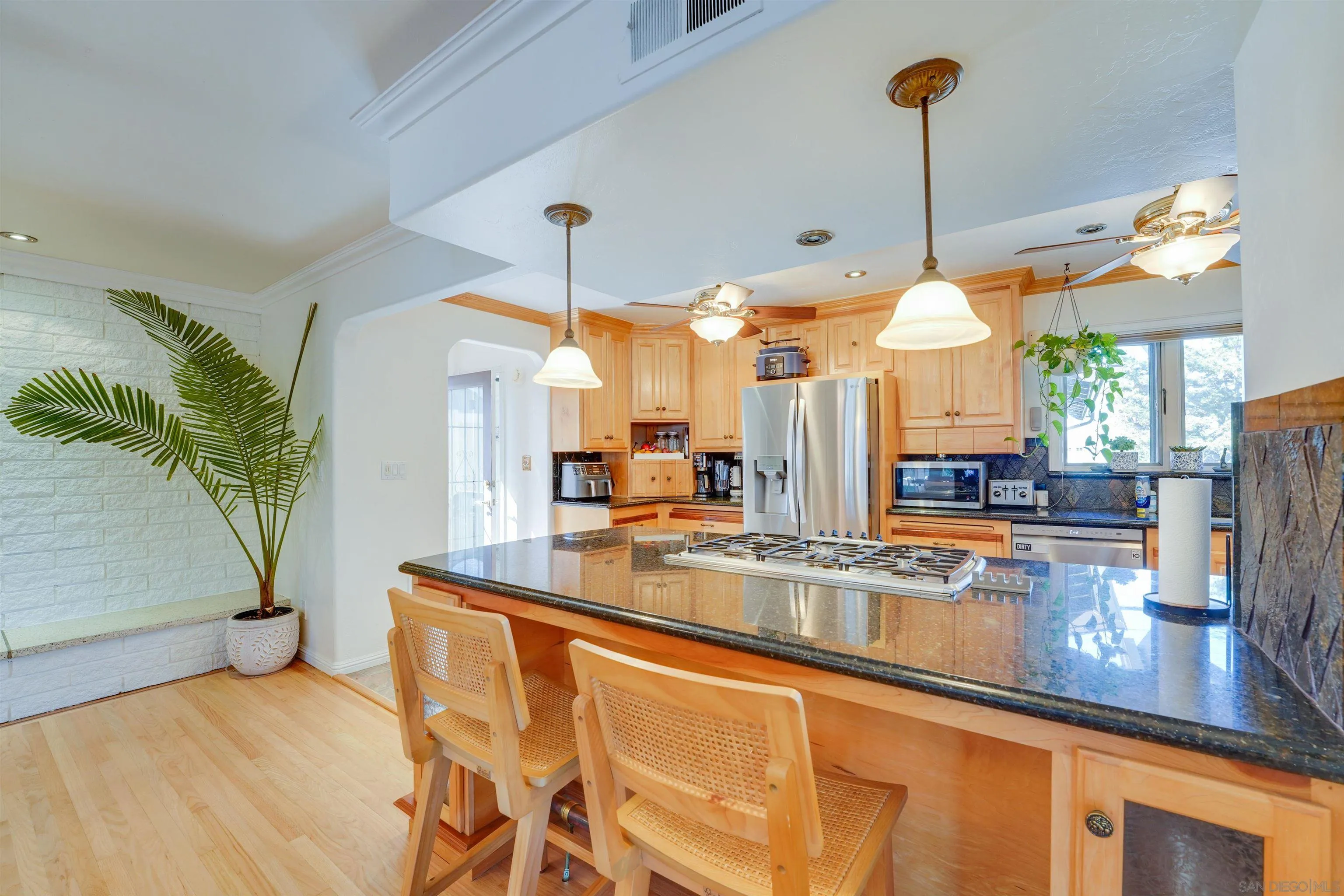 https://cdn.realtyfeed.com/cdn/127/250036393/98da378a958e4bf8953f65929c21f420.webp