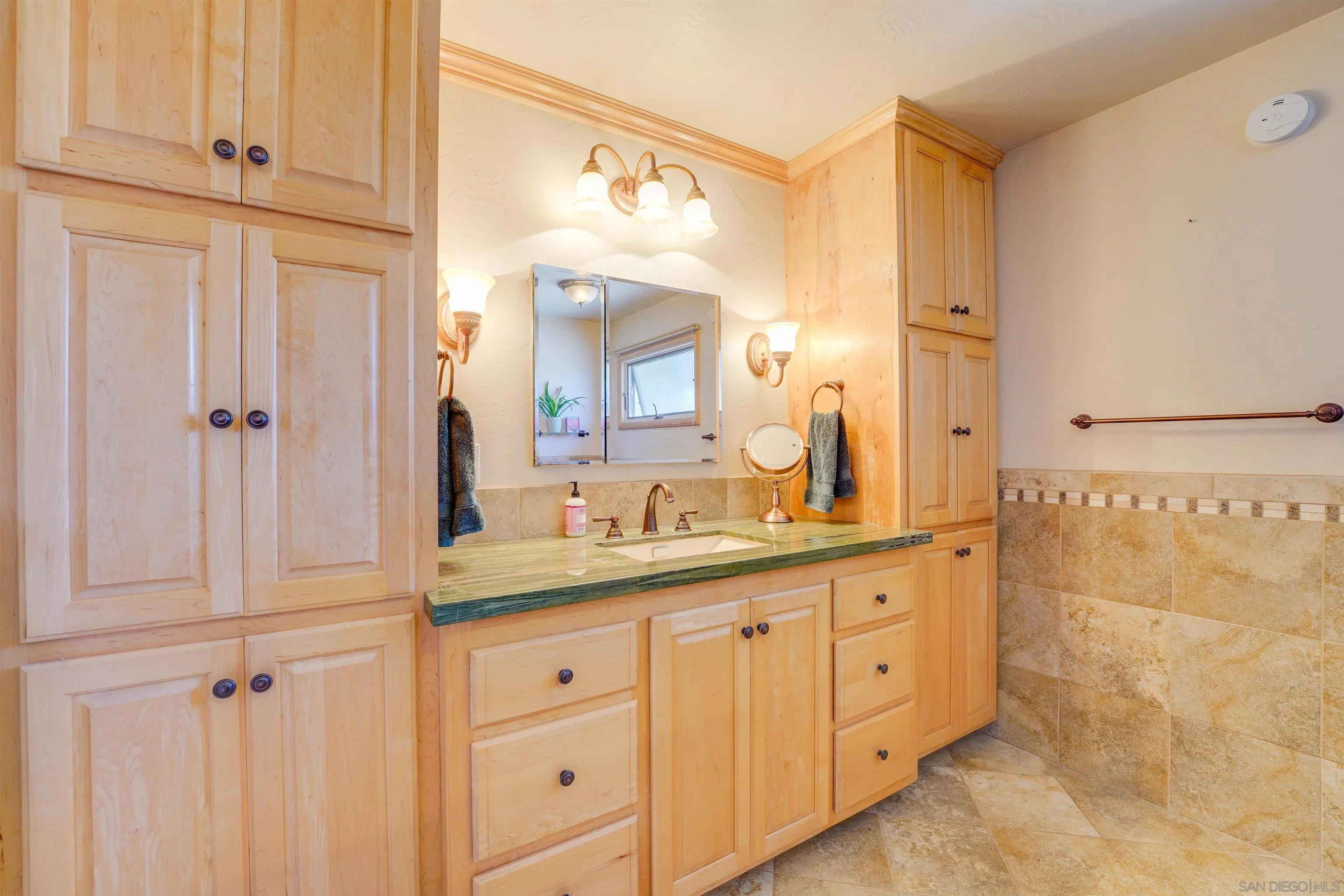 https://cdn.realtyfeed.com/cdn/127/250036393/f522cce1aa292d3da202376fe2d80f00.webp