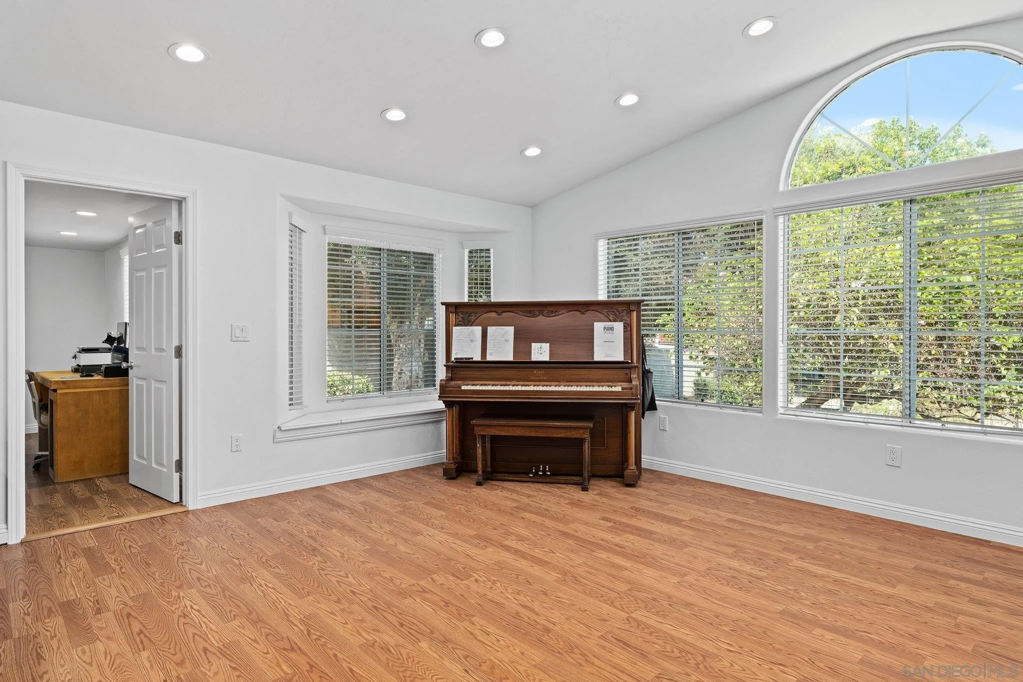 https://cdn.realtyfeed.com/cdn/127/250036394/15643aad22e3524714f263b398a481b9.webp