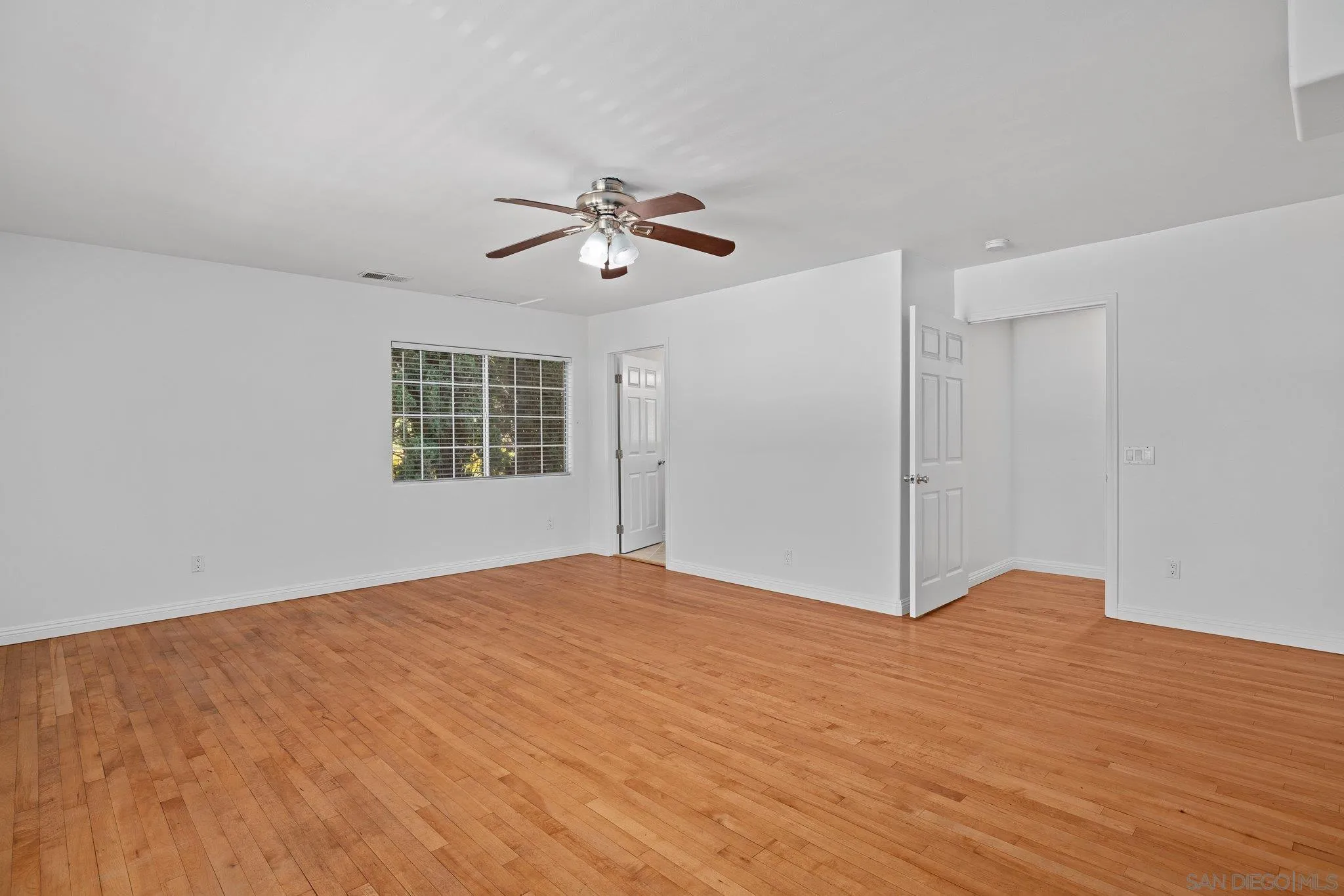 https://cdn.realtyfeed.com/cdn/127/250036394/165baea843af17832aea8ee275725eac.webp
