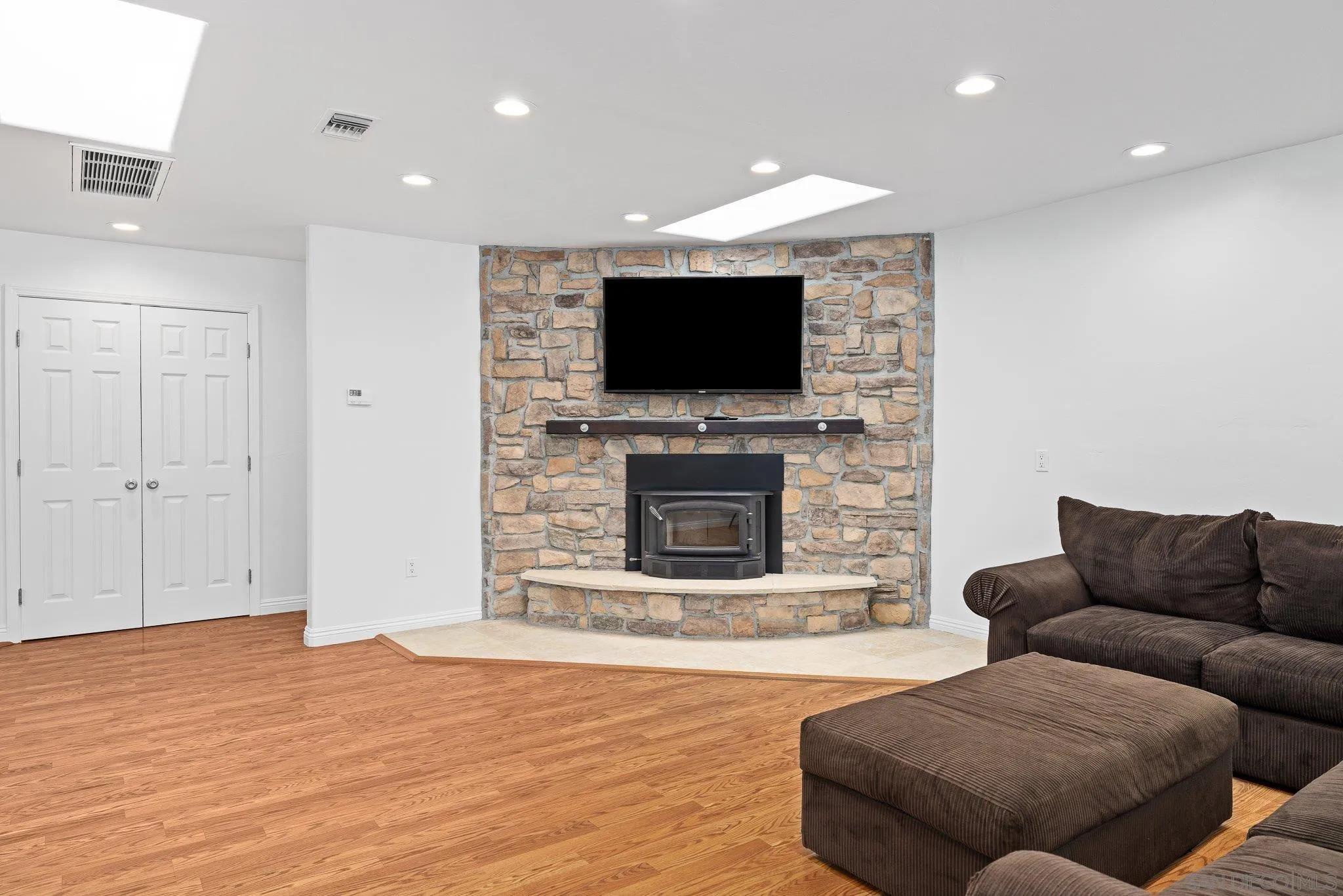https://cdn.realtyfeed.com/cdn/127/250036394/3803b1d82af6f7cb8595fca5cb0fc82e.webp