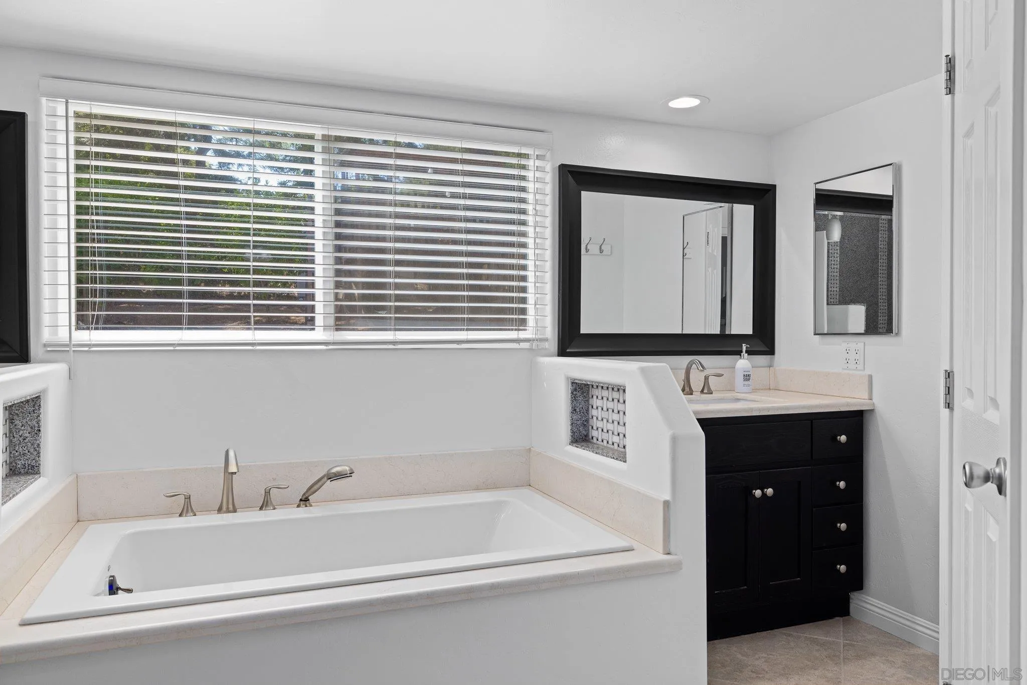 https://cdn.realtyfeed.com/cdn/127/250036394/3e32f614d343d405d7e917ea174d2af1.webp