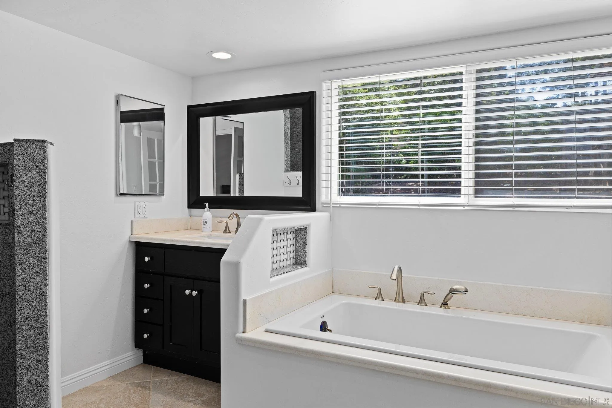 https://cdn.realtyfeed.com/cdn/127/250036394/ab39224b17d360b31e6a07d47f6c6f97.webp