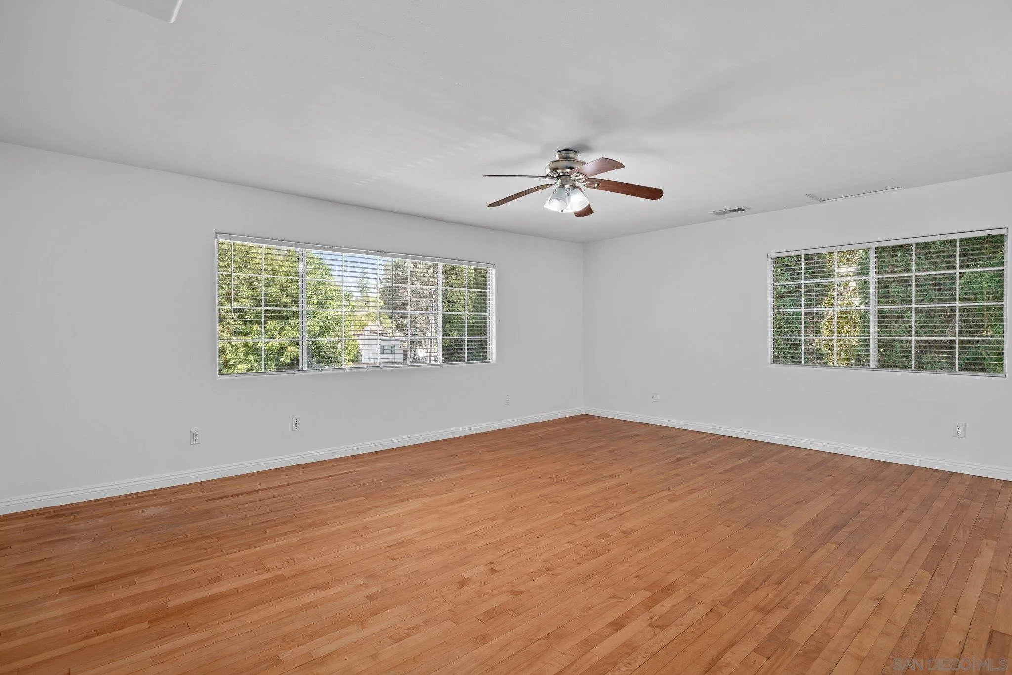 https://cdn.realtyfeed.com/cdn/127/250036394/deb0df62660132986a1ac731bd656b6e.webp