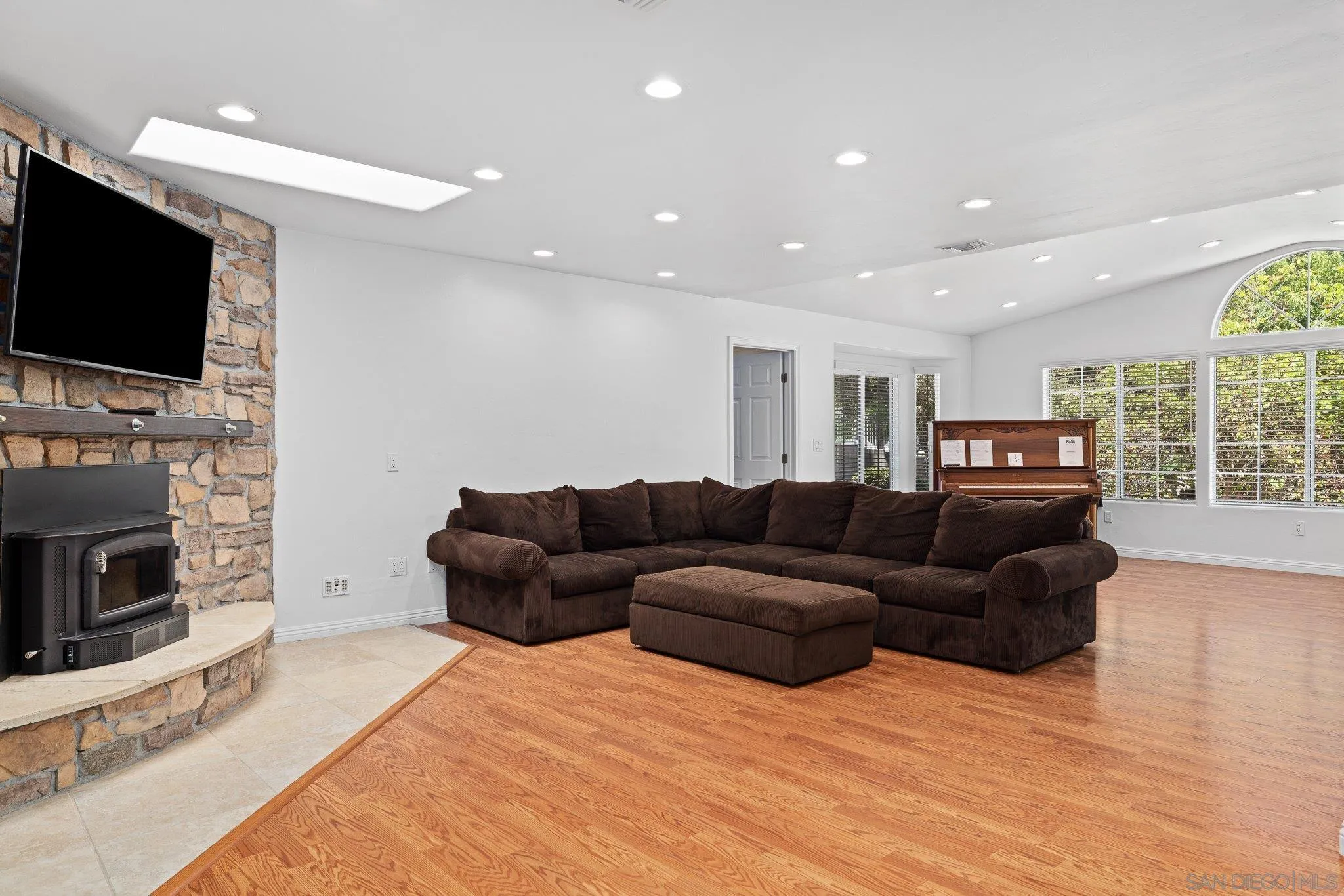 https://cdn.realtyfeed.com/cdn/127/250036394/e4c0ea15206ea8dcee1ec17f56ed26b6.webp