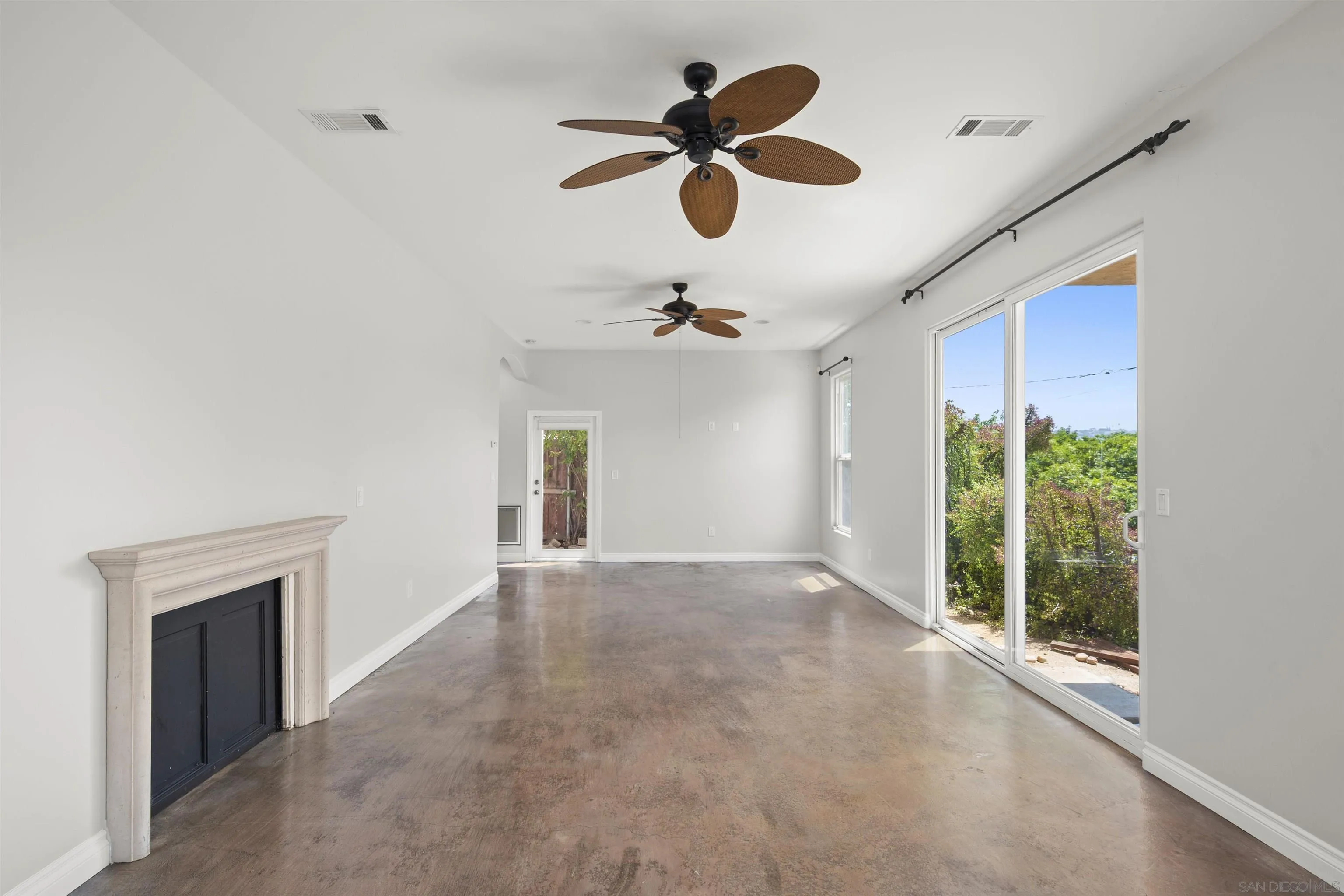 https://cdn.realtyfeed.com/cdn/127/250036395/23001bf2df4d3b610eb258a8e806fb70.webp