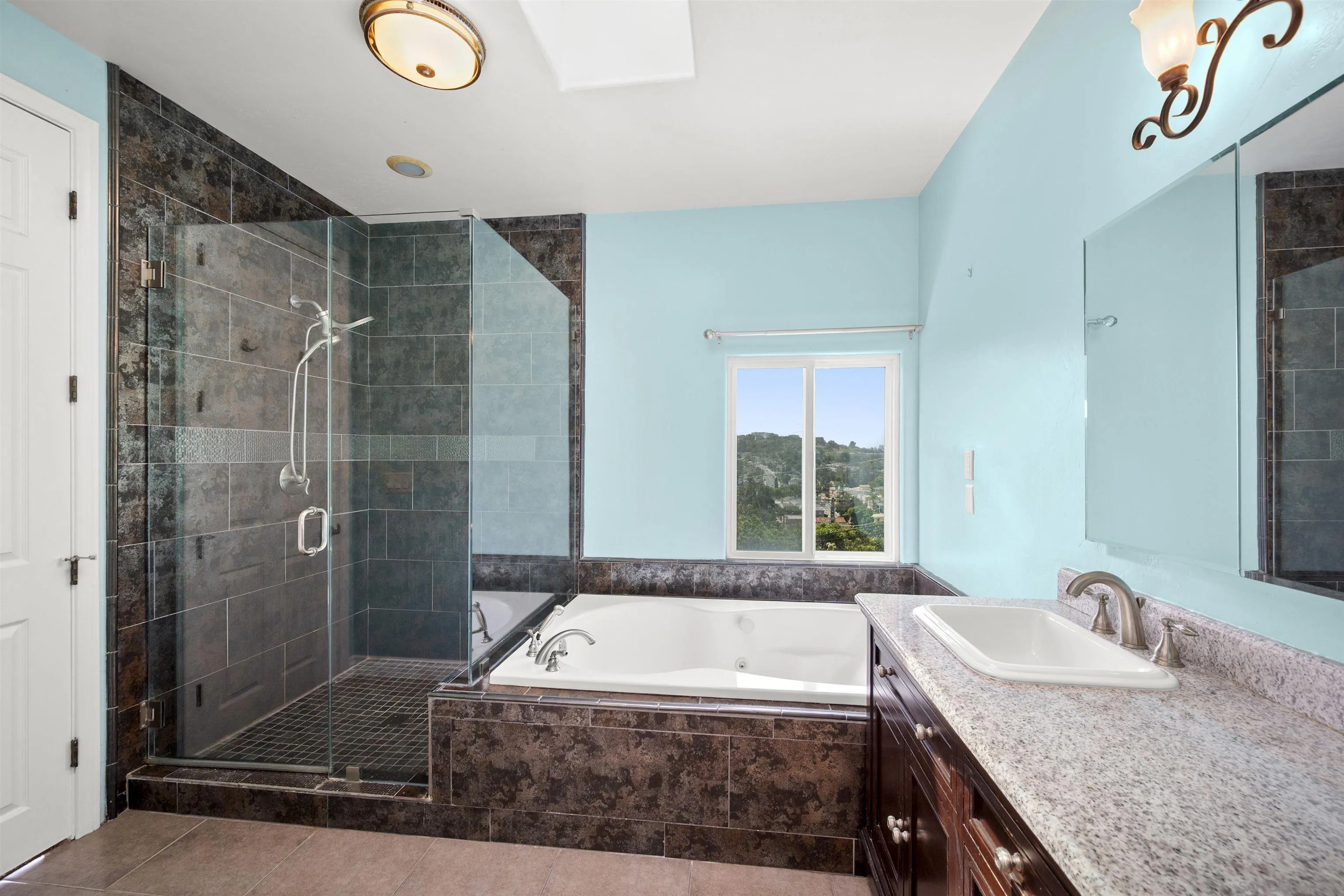 https://cdn.realtyfeed.com/cdn/127/250036395/30ef90d84ce344ccad10ffb5756e60b7.webp