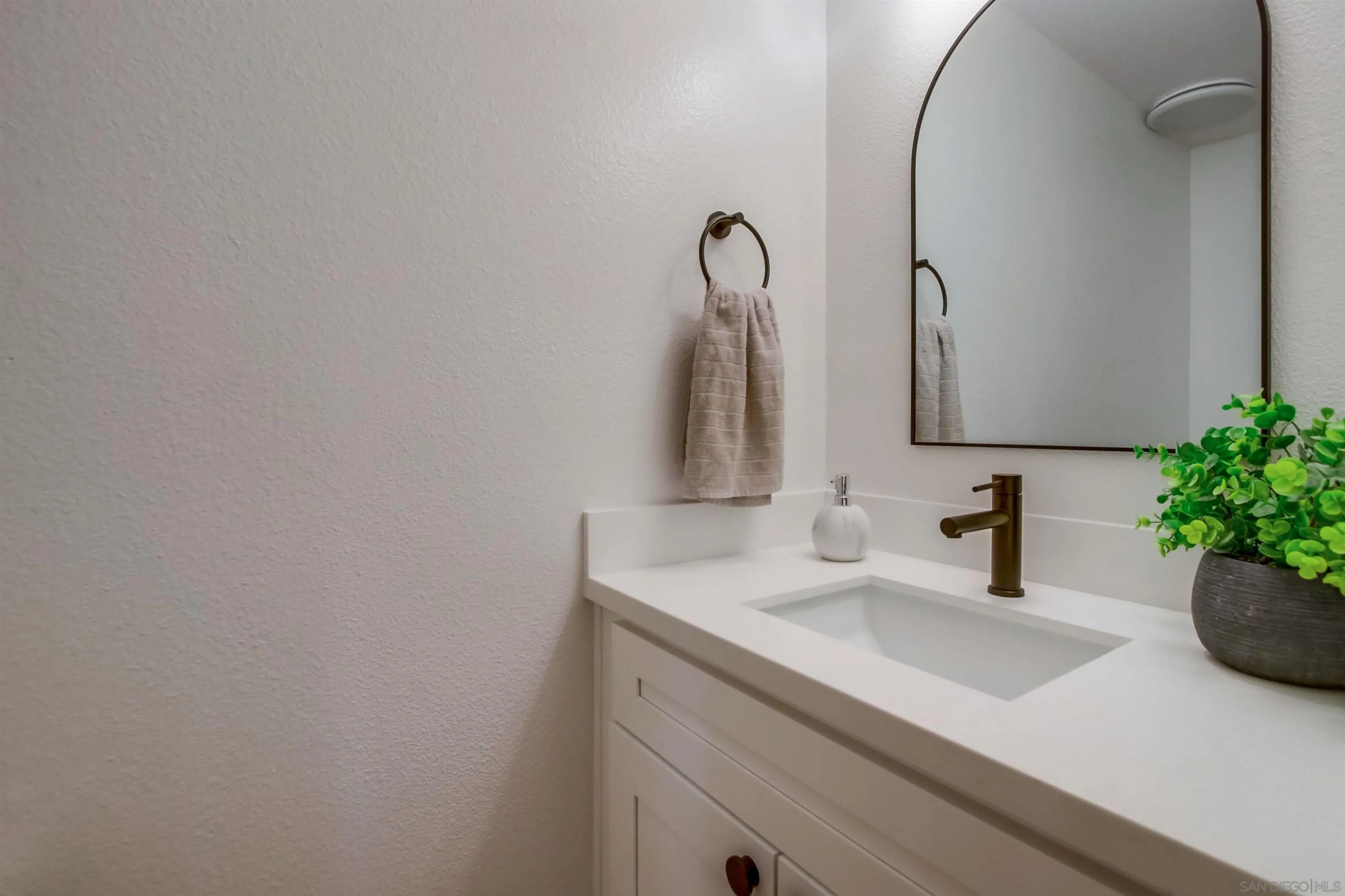 https://cdn.realtyfeed.com/cdn/127/250036397/234fd5b02c6265734a52aff45d2b3385.webp