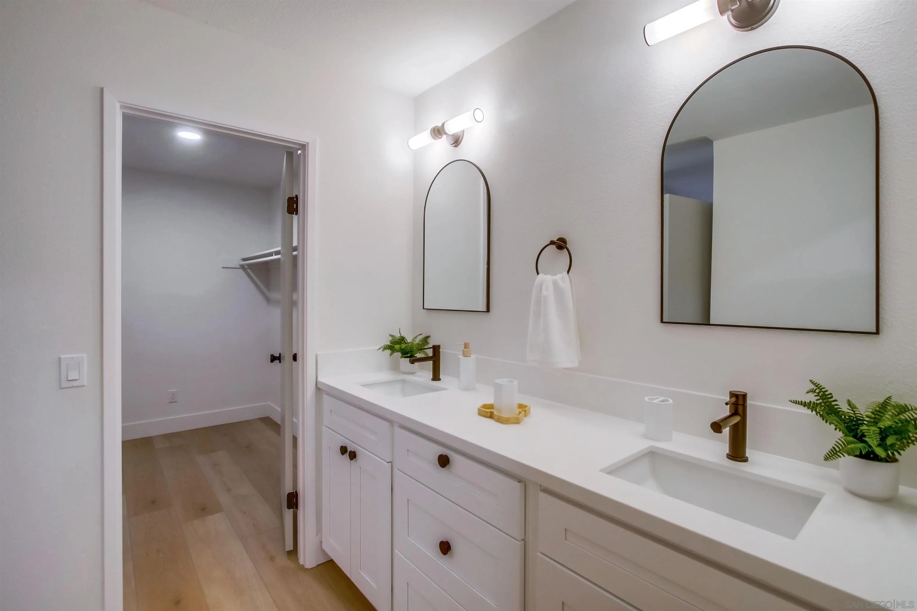 https://cdn.realtyfeed.com/cdn/127/250036397/e8c3a1b69ba74eb51c3d4aff8c409421.webp