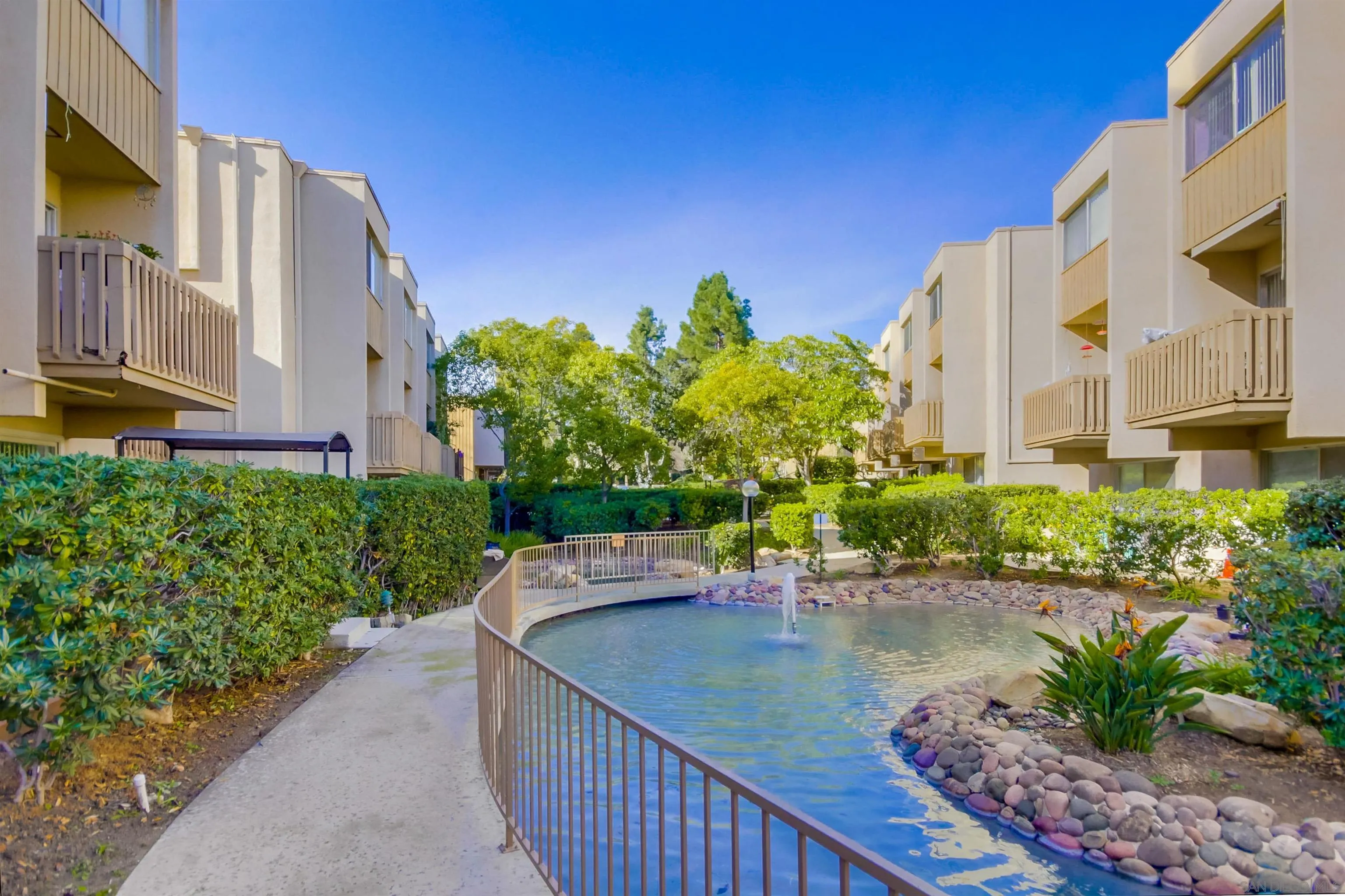 https://cdn.realtyfeed.com/cdn/127/250036401/da4a6ebefeb721eea936f15596d72880.webp