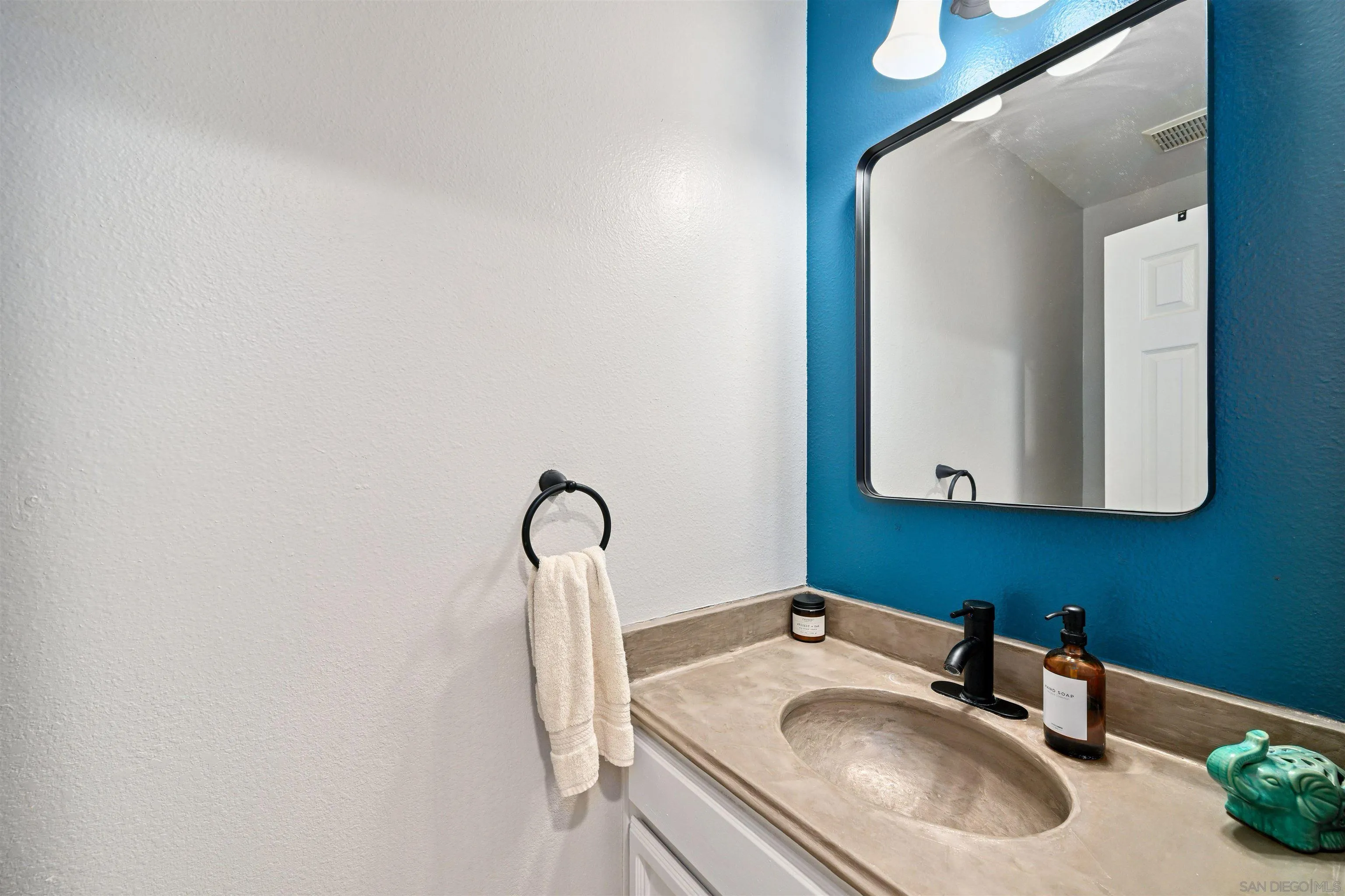 https://cdn.realtyfeed.com/cdn/127/250036404/3febb1f9a3c6180d23421e921b56aae3.webp