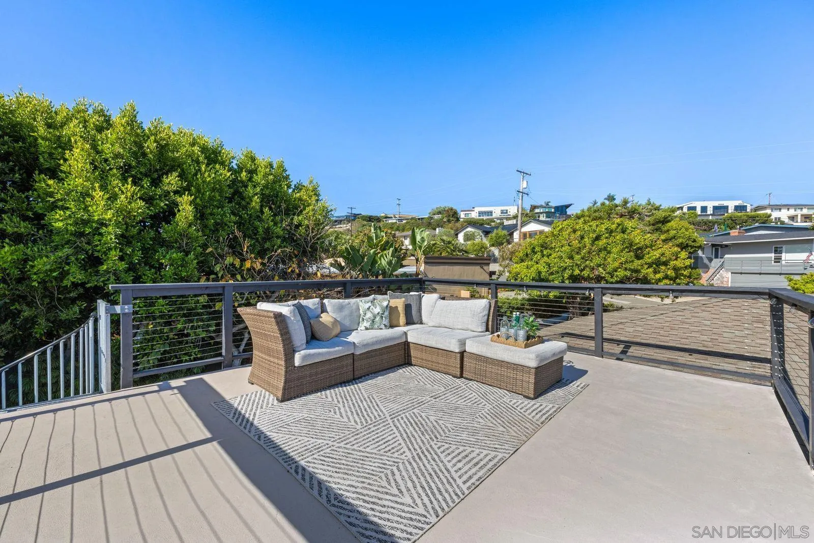 https://cdn.realtyfeed.com/cdn/127/250036409/805a0bba91416c370520e390461fd351.webp