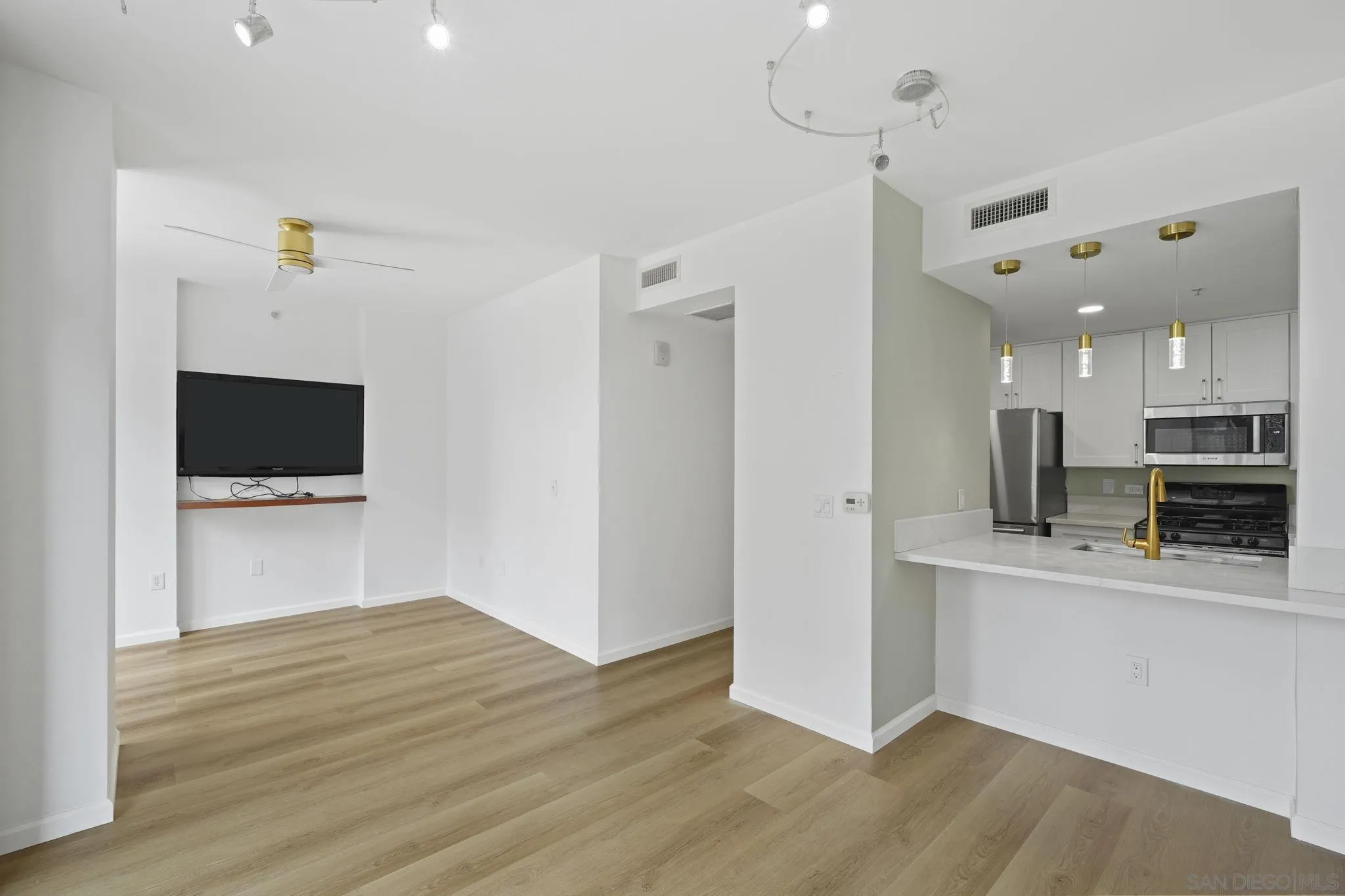 https://cdn.realtyfeed.com/cdn/127/250036415/4c1bed5677021f46019925f084114886.webp