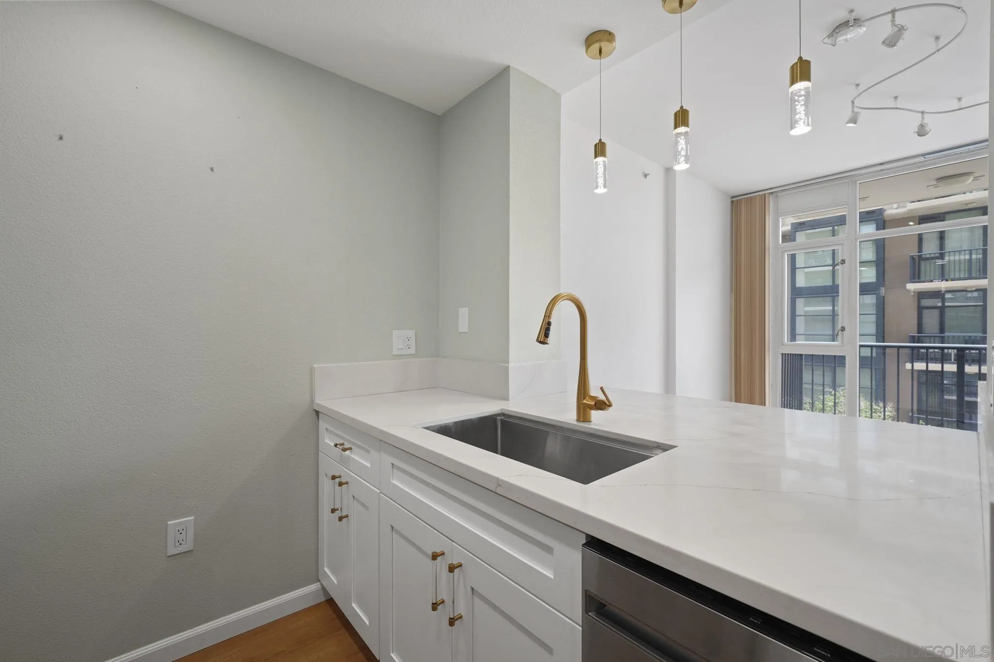 https://cdn.realtyfeed.com/cdn/127/250036415/6cdac828bad79559f6b688489efafe61.webp