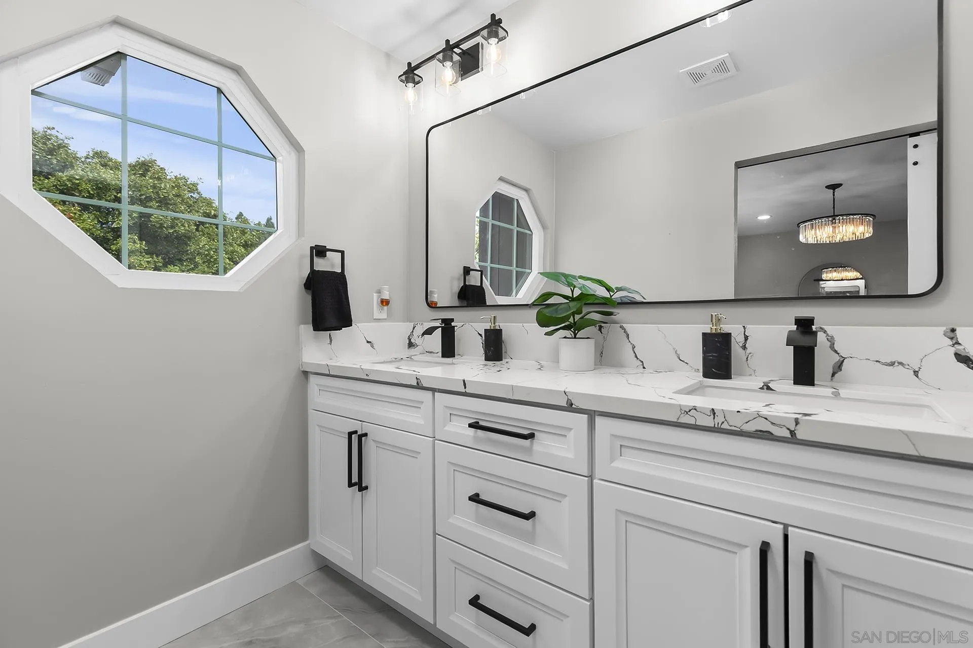 https://cdn.realtyfeed.com/cdn/127/250036416/c7320d7c68136f01a668c2a4593a386d.webp