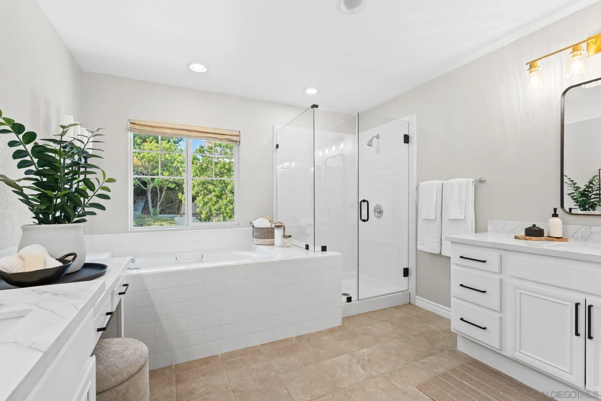 https://cdn.realtyfeed.com/cdn/127/250036435/be6f0271bad3780c9193622186a939fa.webp