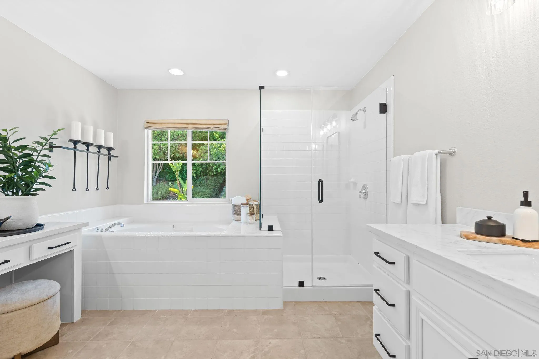 https://cdn.realtyfeed.com/cdn/127/250036435/c3cce3d803585f9895059072a672e2e6.webp