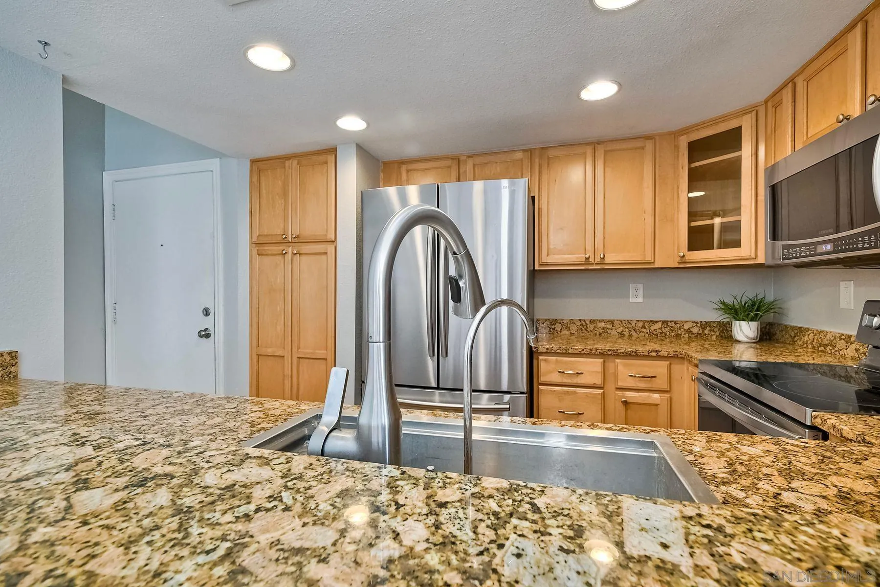 https://cdn.realtyfeed.com/cdn/127/250036445/13c32f334cd40a65a19c553859676984.webp