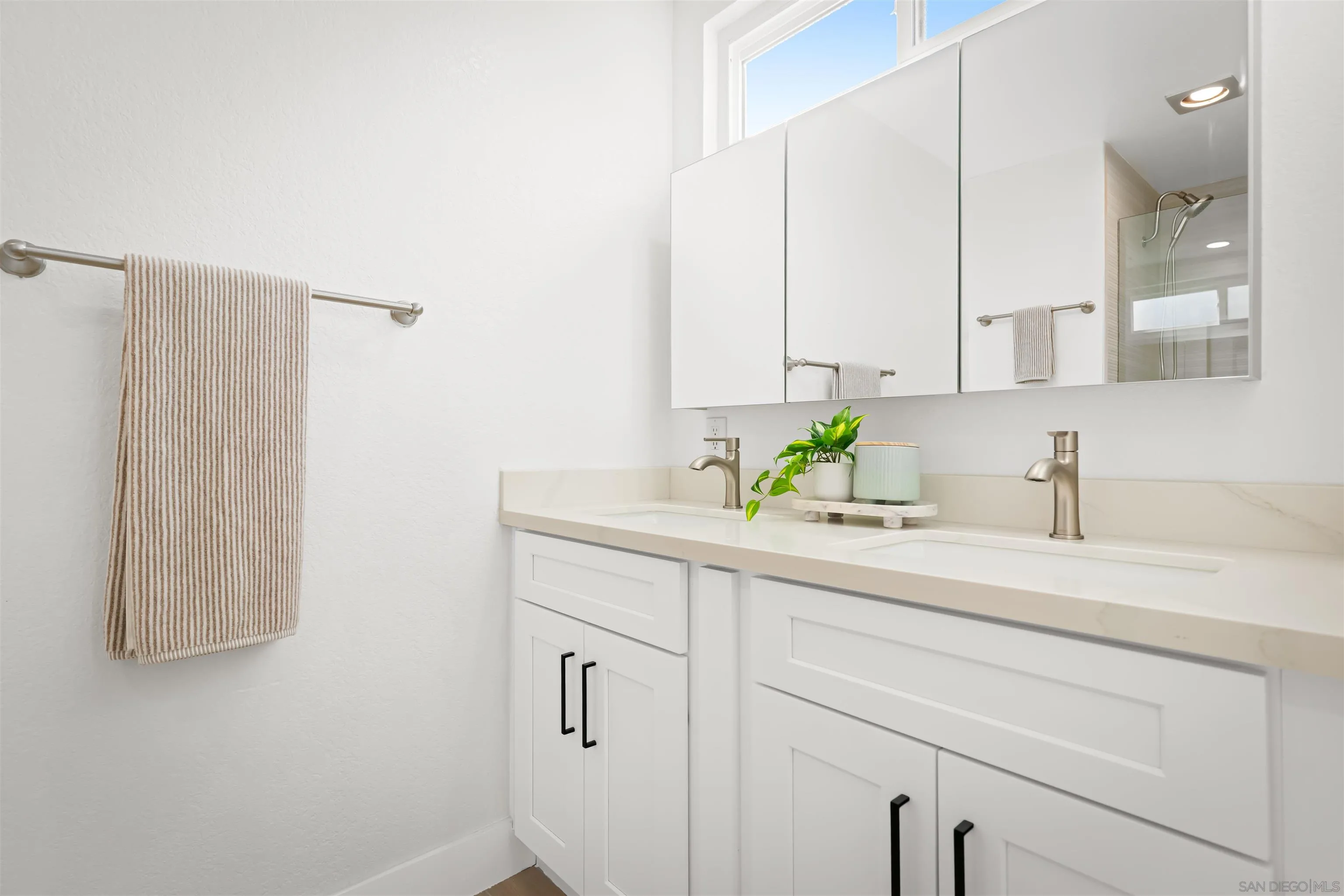 https://cdn.realtyfeed.com/cdn/127/250036446/cf23b36b27ea81a63149ff1052d360eb.webp