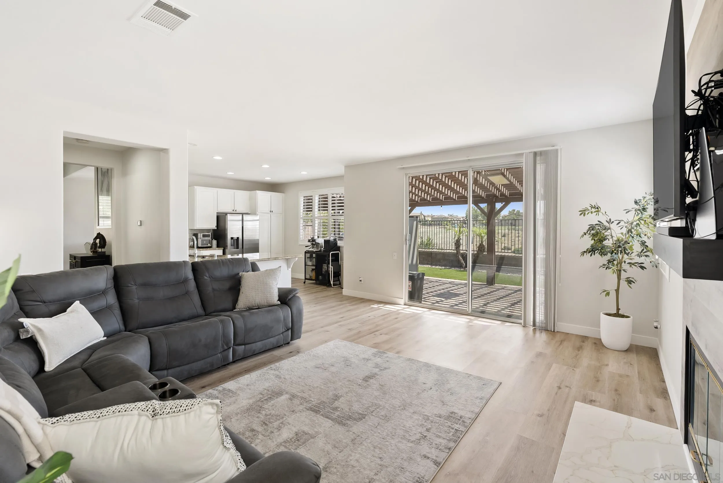 https://cdn.realtyfeed.com/cdn/127/250036468/a390844e0300331be326941804be75d3.webp