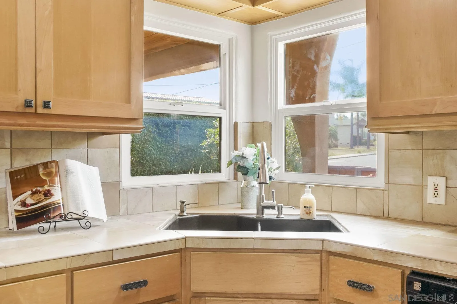 https://cdn.realtyfeed.com/cdn/127/250036473/105094ee02672c93809319c4debac617.webp