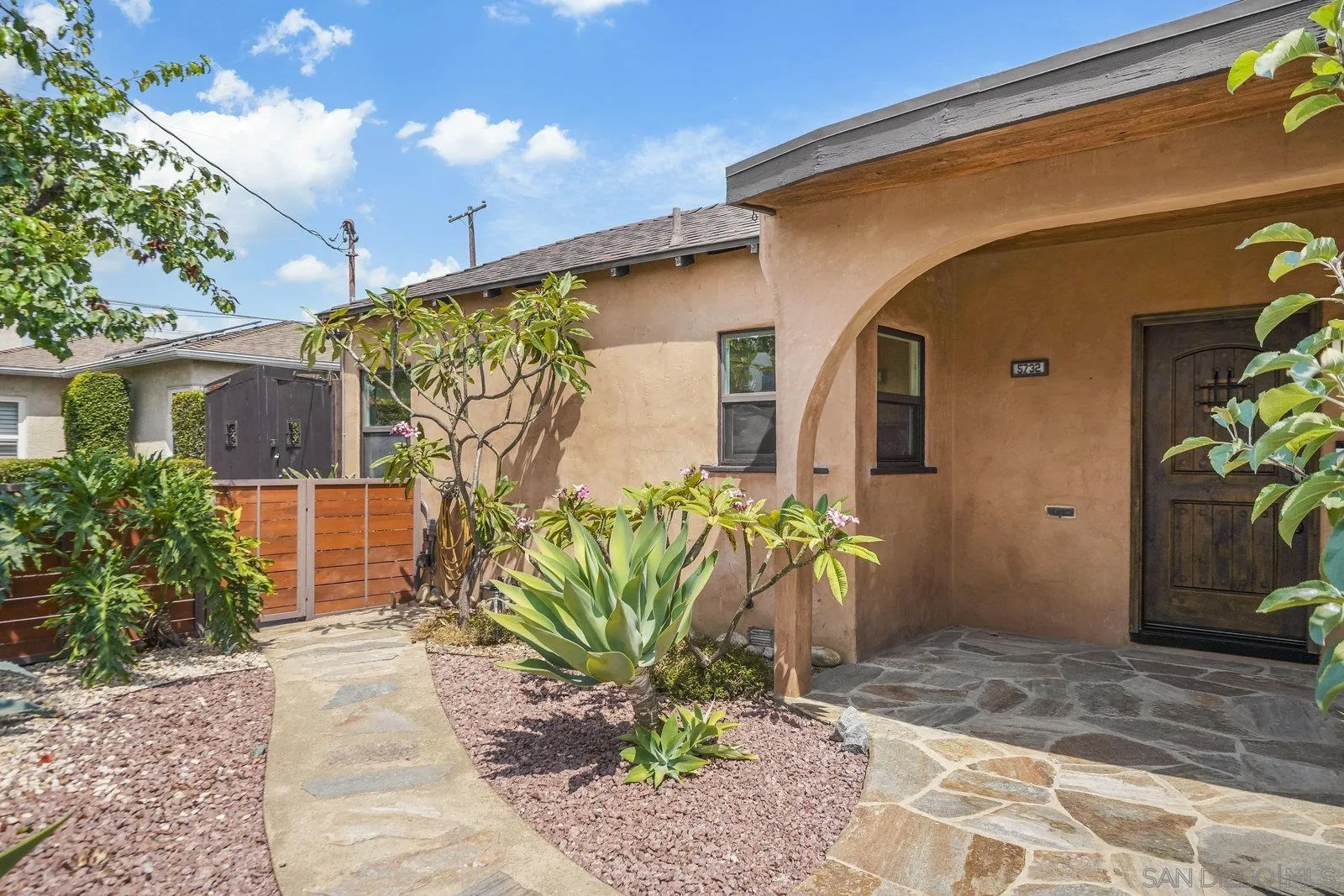 https://cdn.realtyfeed.com/cdn/127/250036473/642a159367294d765069d7575dd1264d.webp