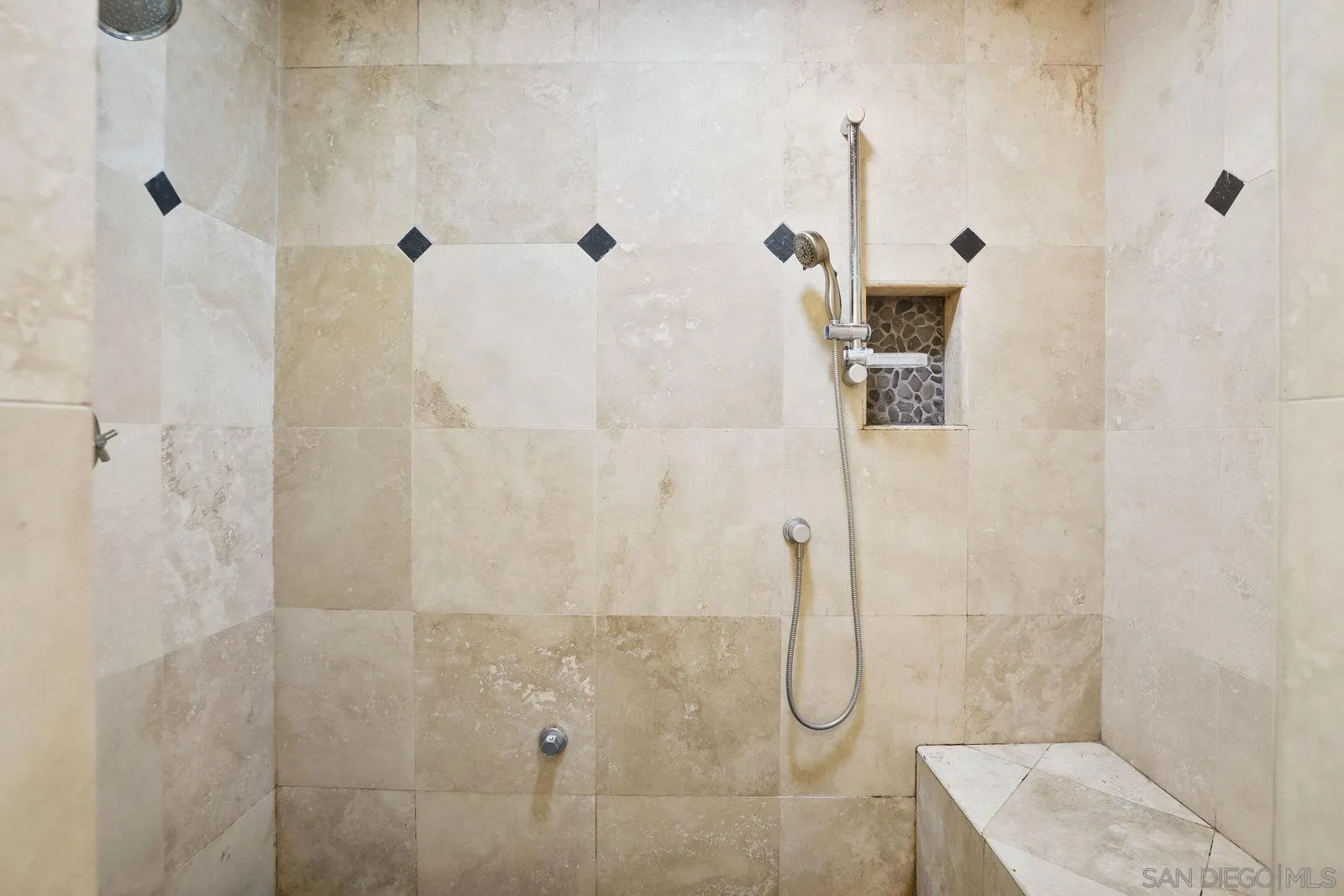 https://cdn.realtyfeed.com/cdn/127/250036473/b18208a4eb673ff24e6d8544e636c813.webp