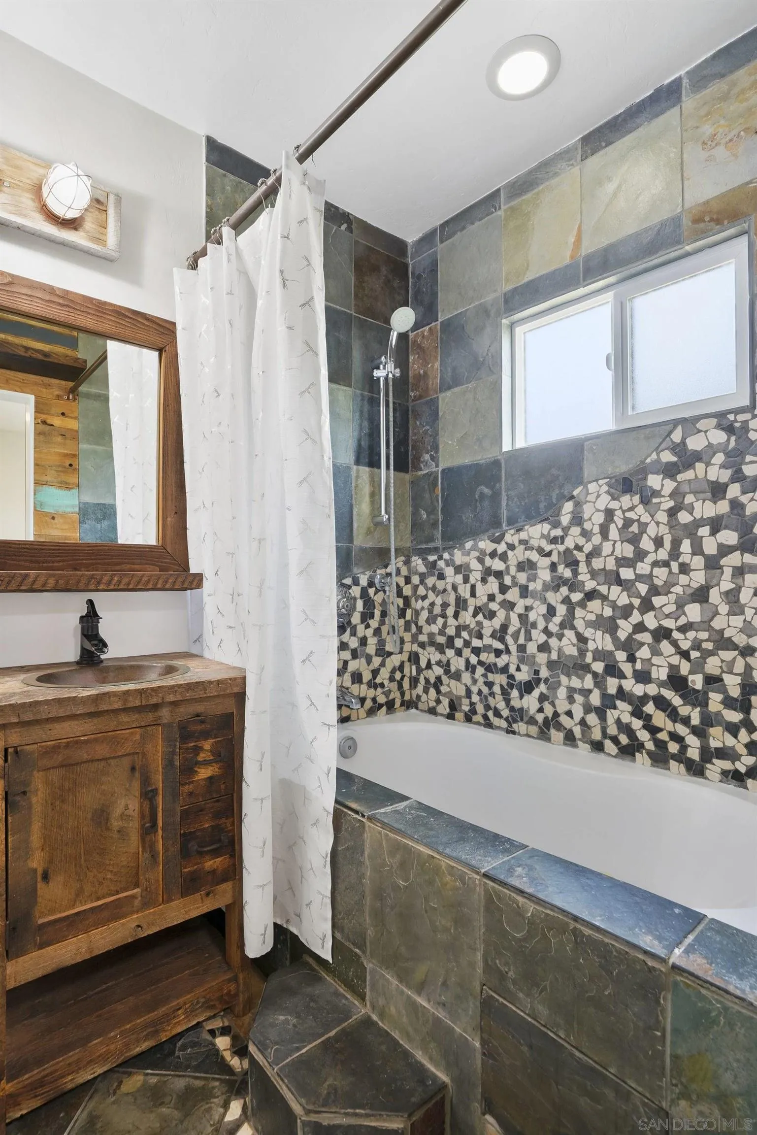 https://cdn.realtyfeed.com/cdn/127/250036473/eaf6eeb22f6c4b813138c139b4489a5a.webp