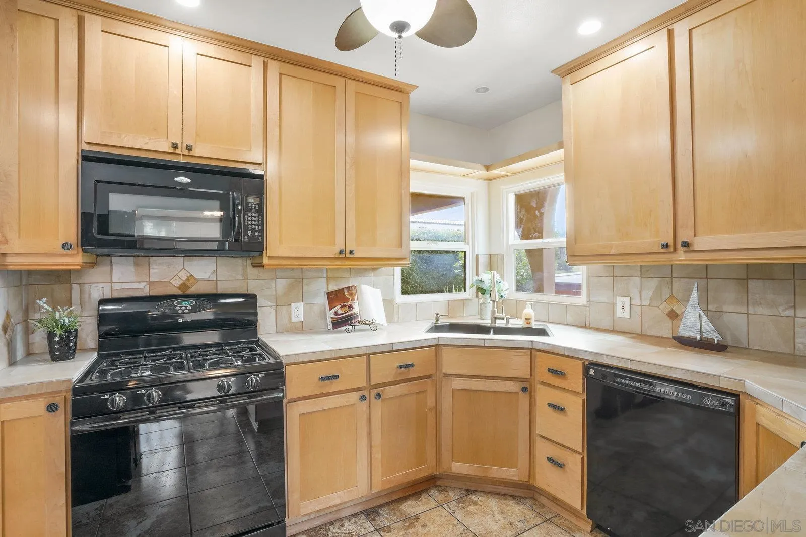 https://cdn.realtyfeed.com/cdn/127/250036473/f9678ffdfd507a21c92a73413f41082d.webp