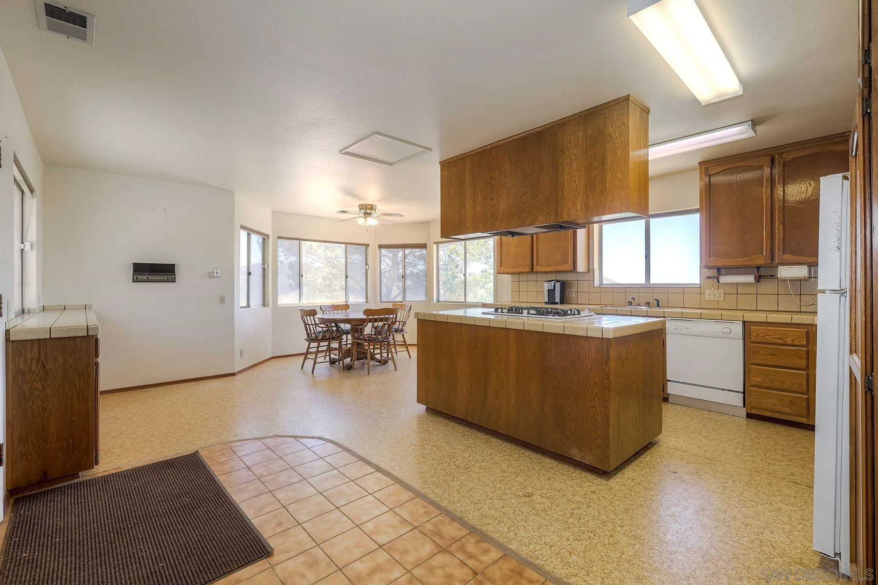 https://cdn.realtyfeed.com/cdn/127/250036475/03842a8b7945ec1145b0964d6604ce3b.webp