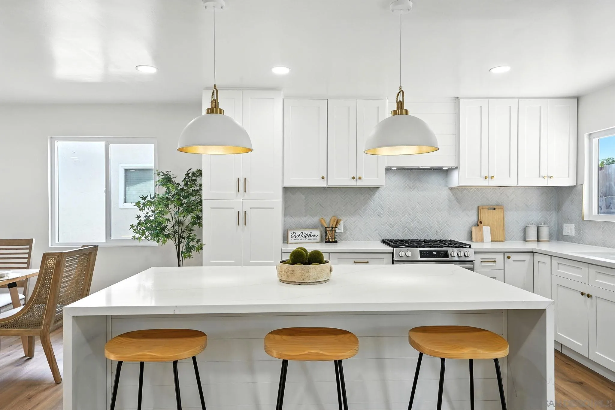 https://cdn.realtyfeed.com/cdn/127/250036503/99978bda6f306e0341423550fe113dc9.webp