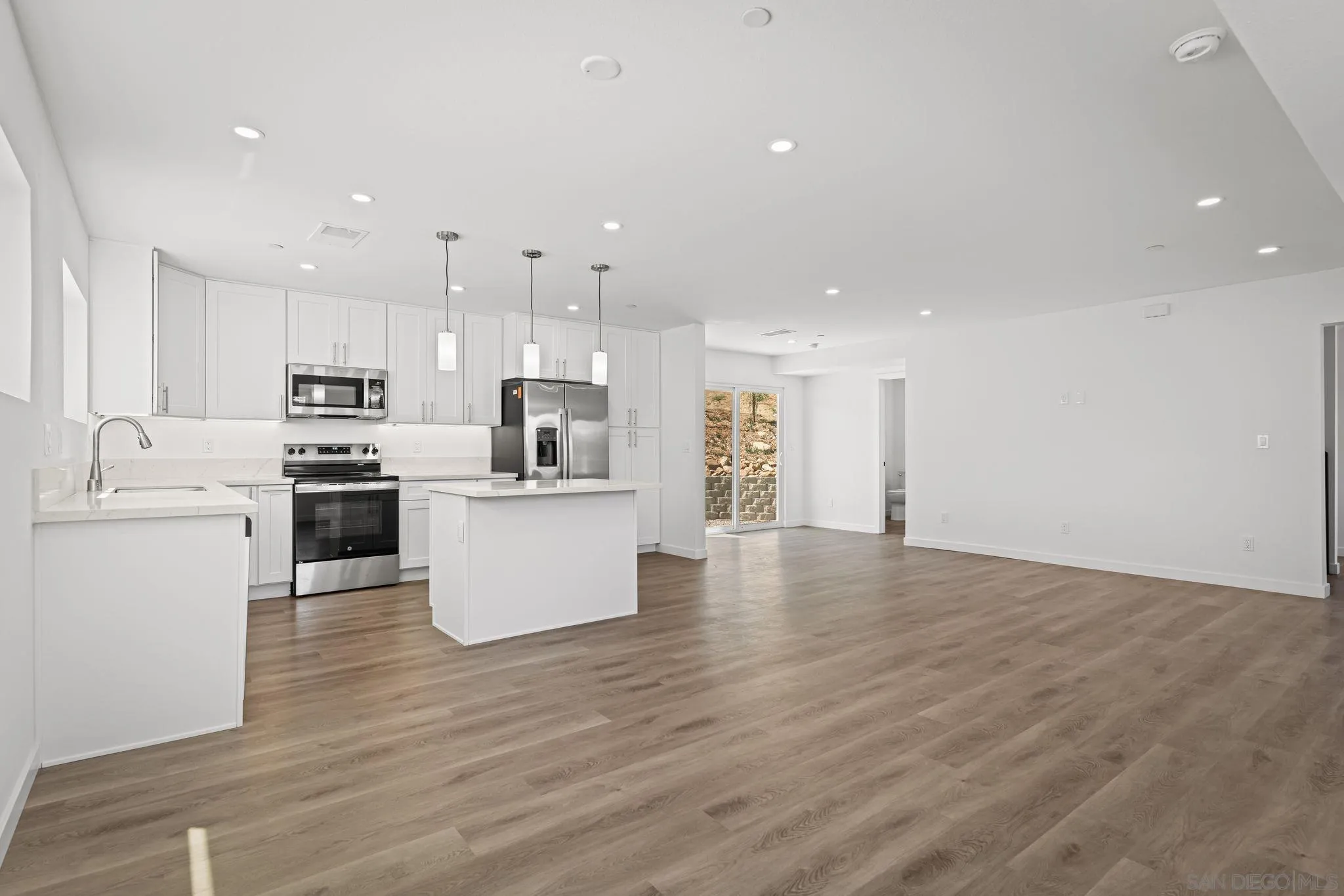 https://cdn.realtyfeed.com/cdn/127/250036518/67ba37725b65d04821f6d11eaa146497.webp