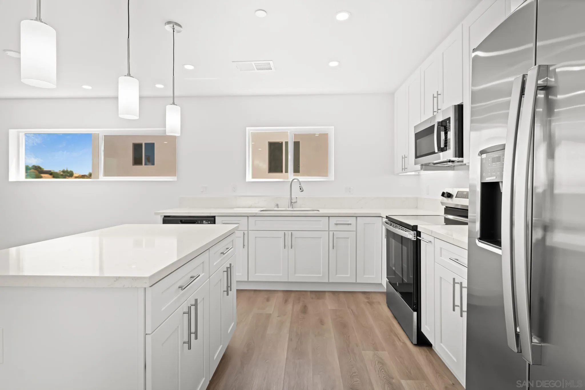 https://cdn.realtyfeed.com/cdn/127/250036519/9e508bc5ec7d02602b3fb16cbae23706.webp