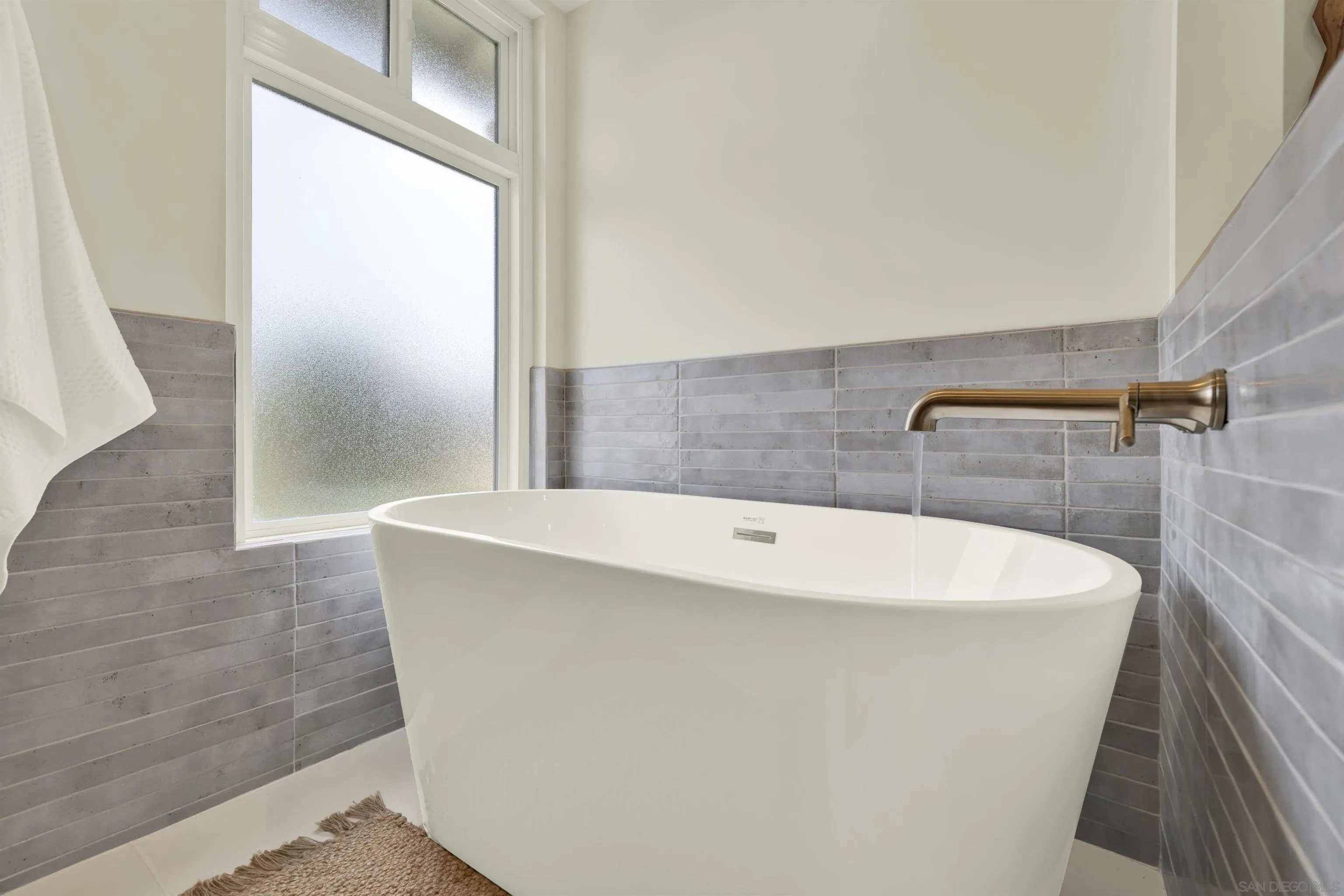https://cdn.realtyfeed.com/cdn/127/250036524/0ffb5fd0aaaccfd036cdcf57a9ec1817.webp