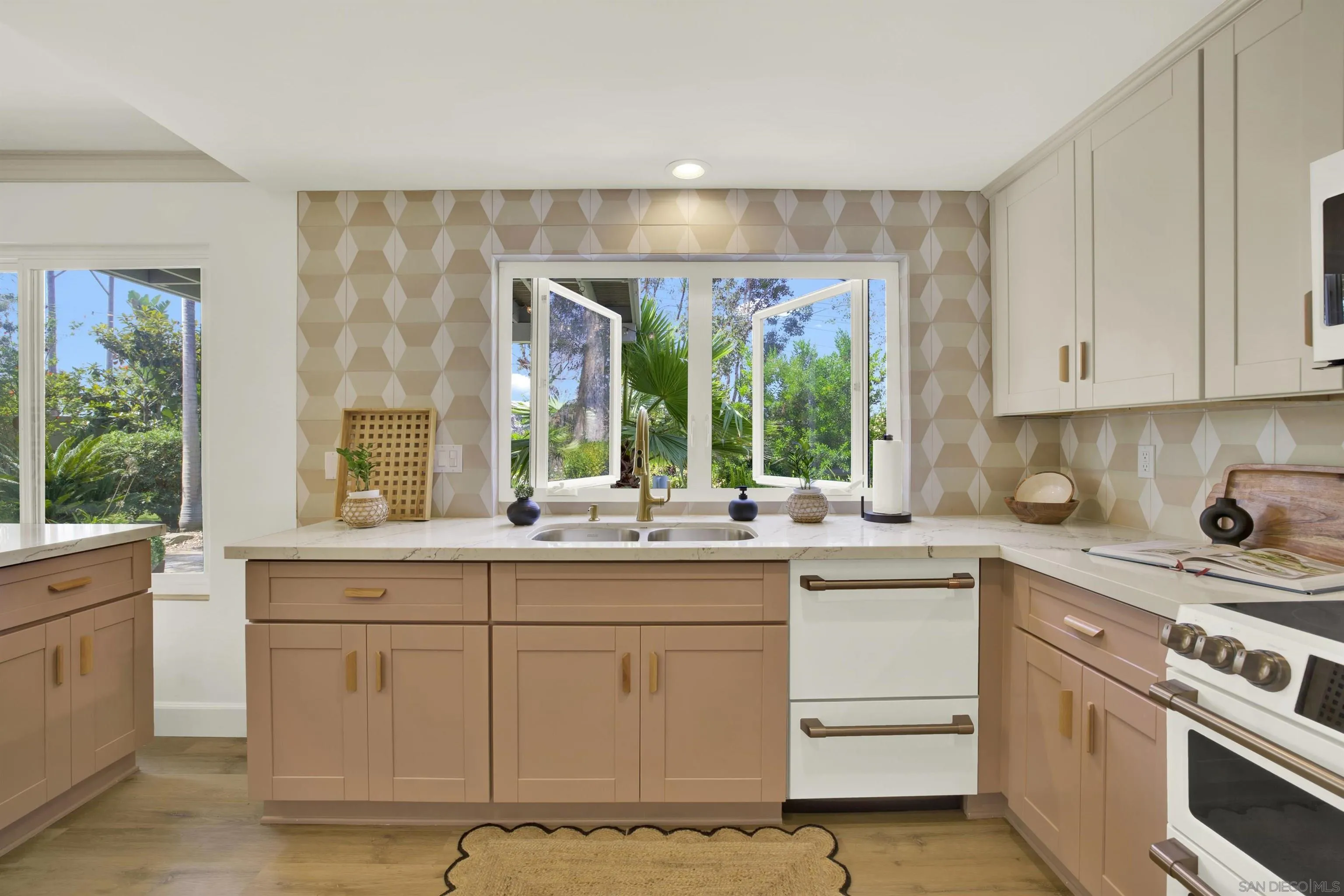 https://cdn.realtyfeed.com/cdn/127/250036524/193eea399061170debedf5f2cbb6c972.webp
