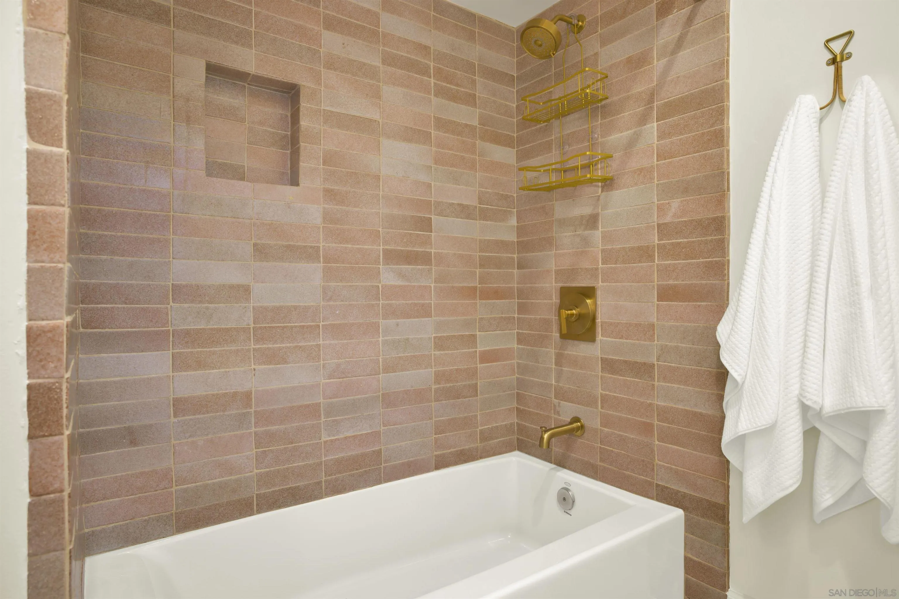 https://cdn.realtyfeed.com/cdn/127/250036524/1b90e12629b10ad84a374ba06edd64fb.webp