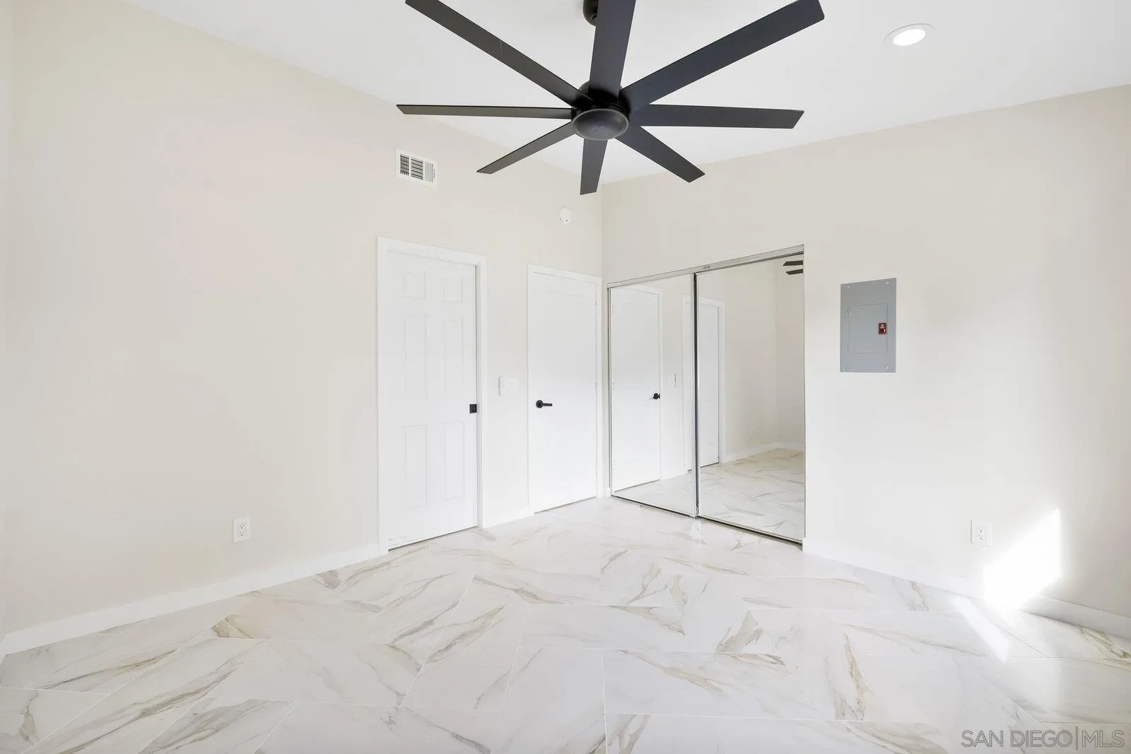https://cdn.realtyfeed.com/cdn/127/250036537/ad77ae435085b58d2b4ac8634f15af08.webp