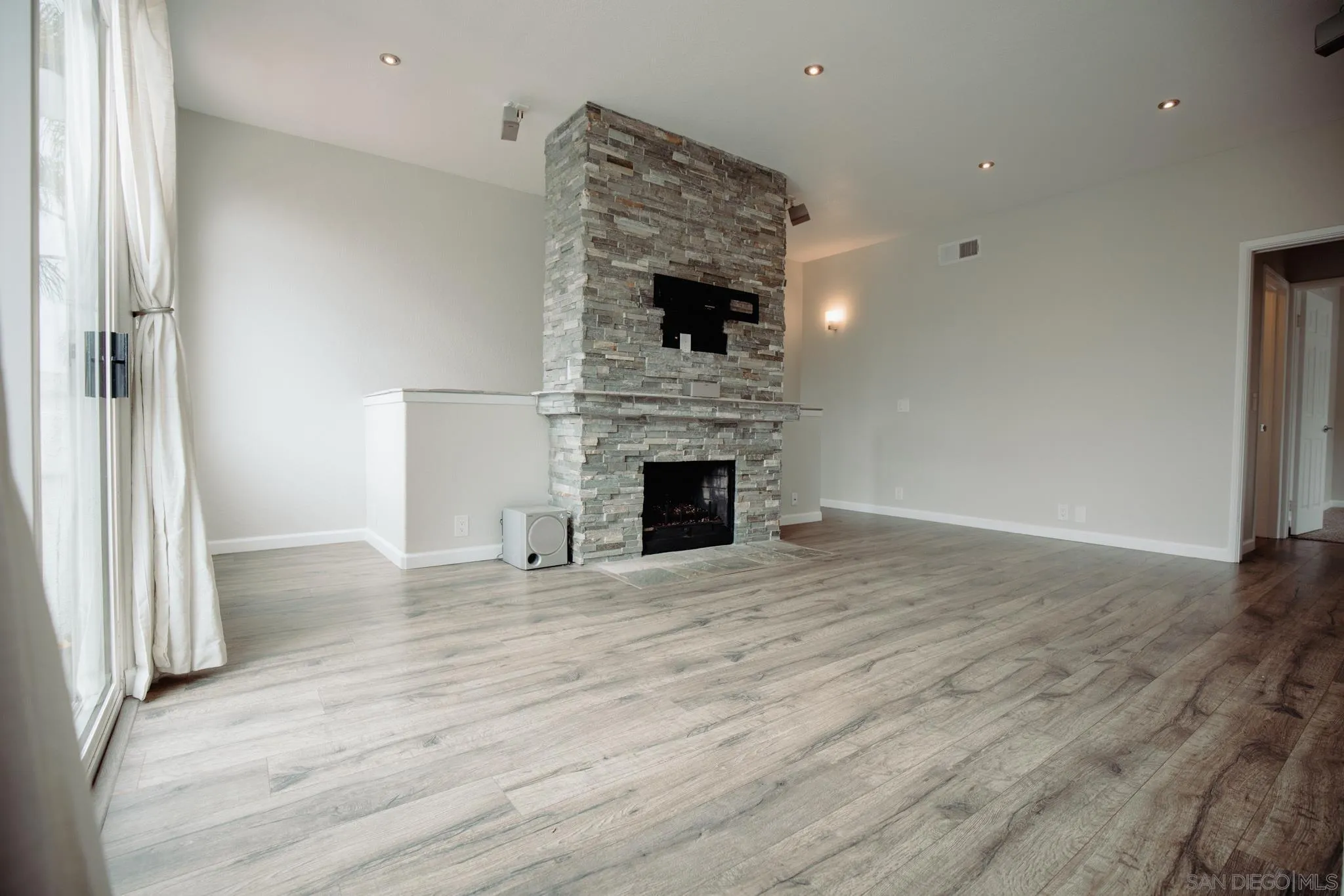 https://cdn.realtyfeed.com/cdn/127/250036539/bc48e18746629c954951492c3d0ade52.webp