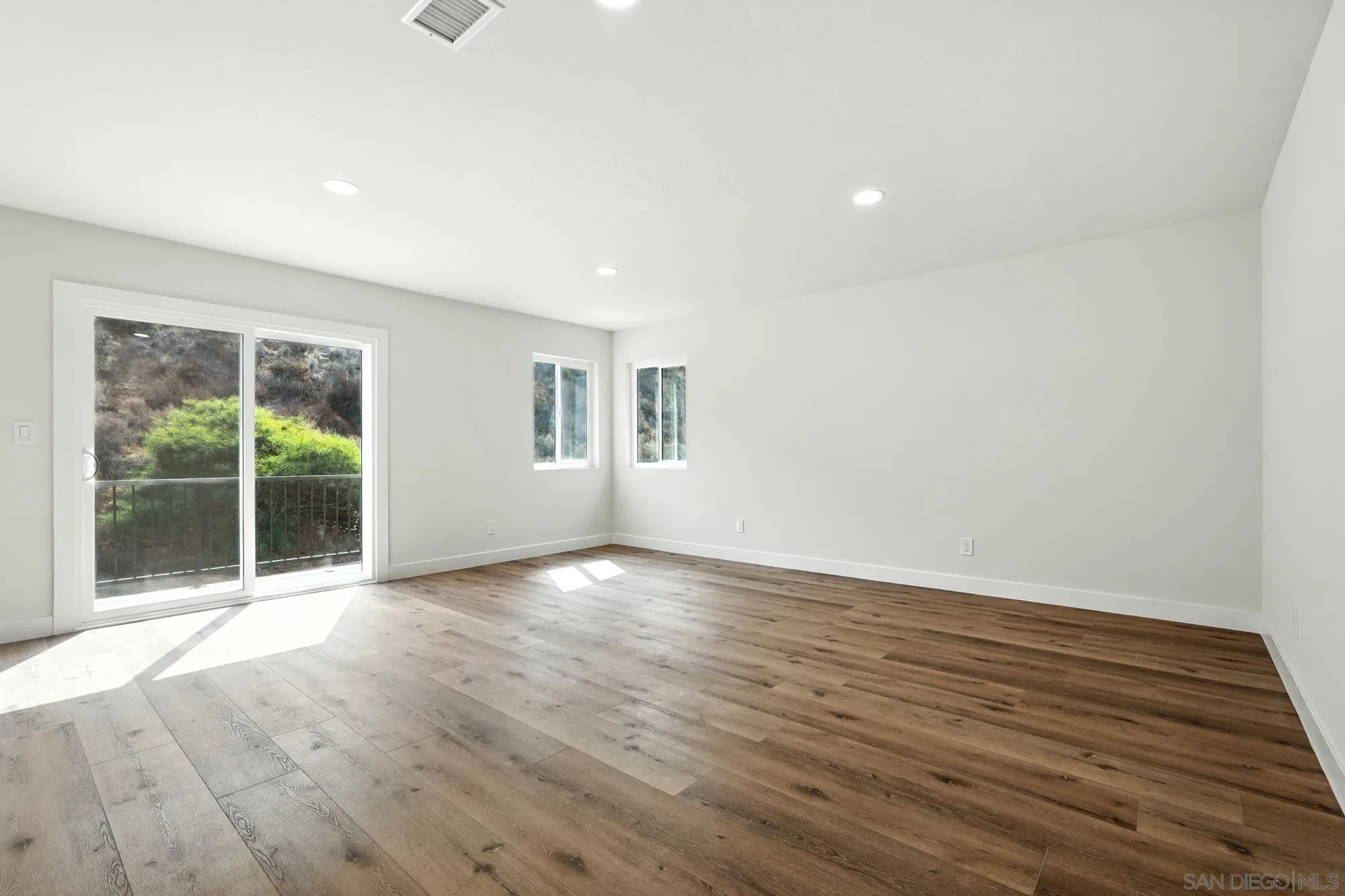 https://cdn.realtyfeed.com/cdn/127/250036545/c37508c83f12bc7522ced20ed73e047c.webp