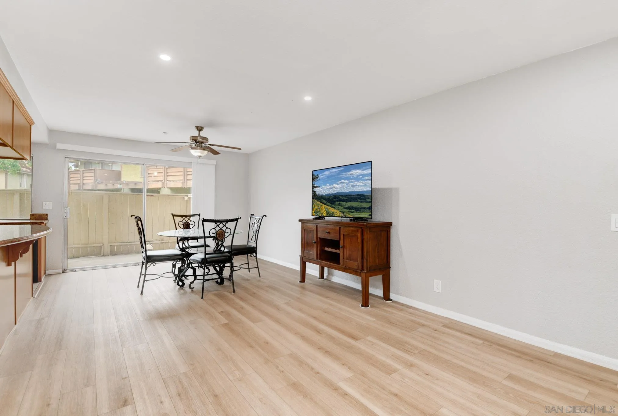 Photo #5: 250036557 Listing 