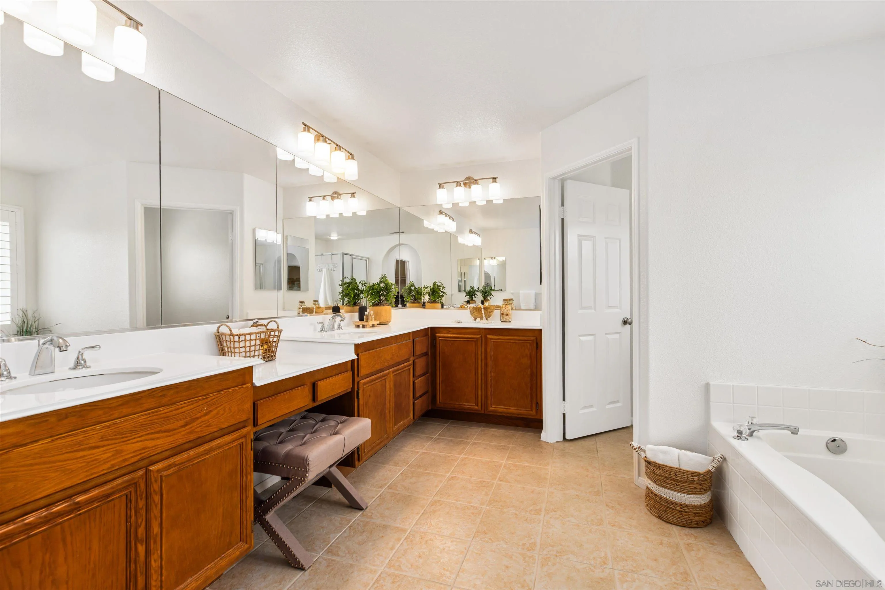 https://cdn.realtyfeed.com/cdn/127/250036558/1cd4b492c2f7df820193e7dab7dc1b55.webp