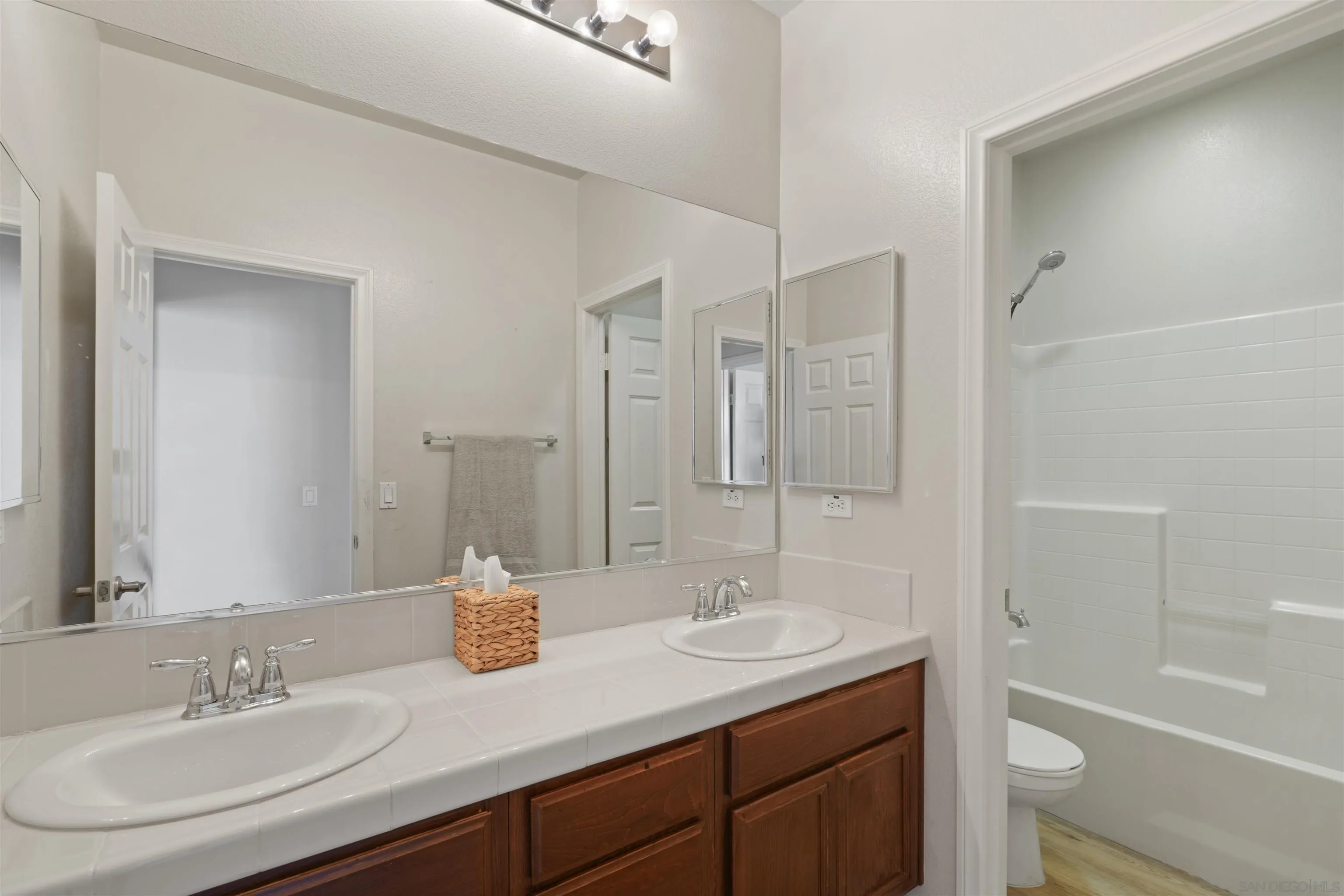 https://cdn.realtyfeed.com/cdn/127/250036561/1e41adf48ce4db9b9d791849d242a0ce.webp