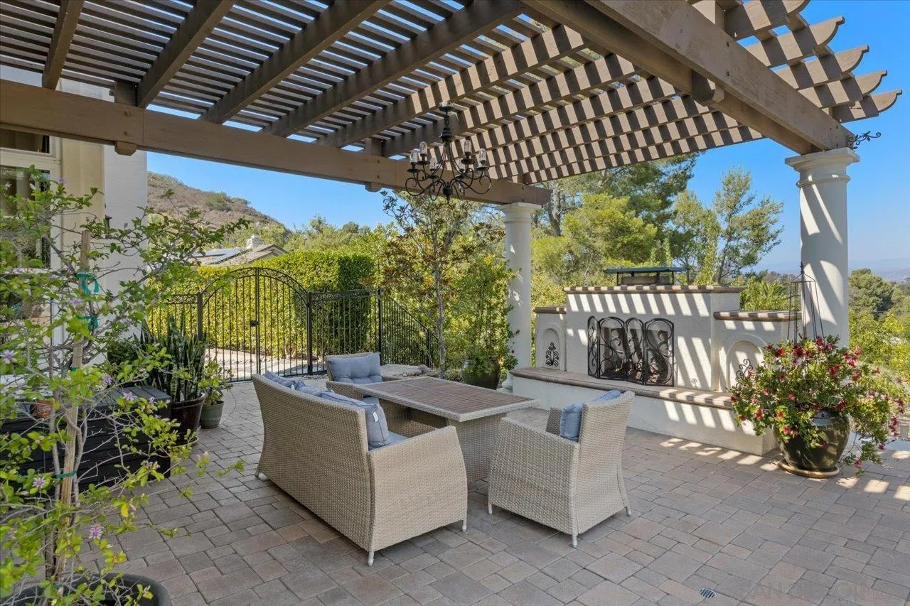 https://cdn.realtyfeed.com/cdn/127/250036563/8fe409608f0750f2157b173afe08692e.webp