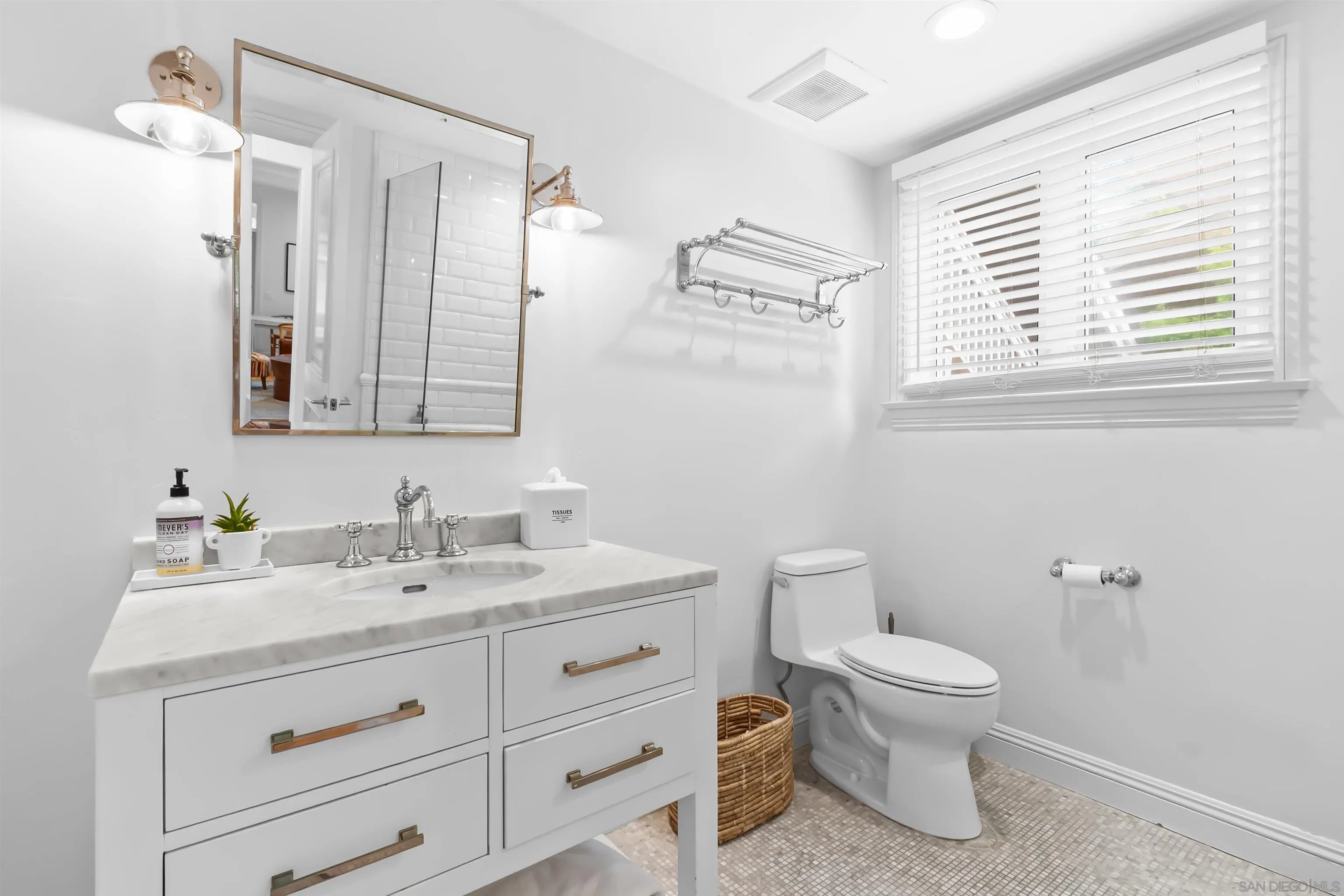 https://cdn.realtyfeed.com/cdn/127/250036566/caa6ad357f48feb920185aa9211d7d05.webp