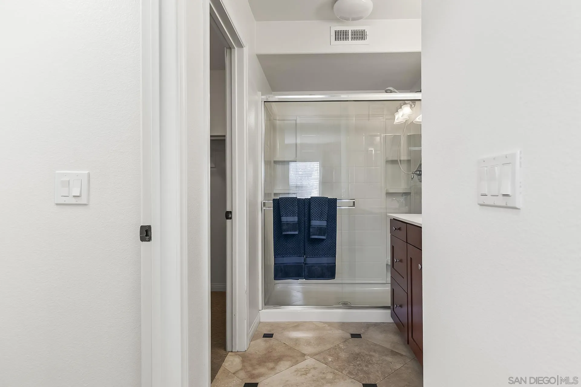 https://cdn.realtyfeed.com/cdn/127/250036568/4d06ad25ca5f32e2760dc0f03b96c0db.webp