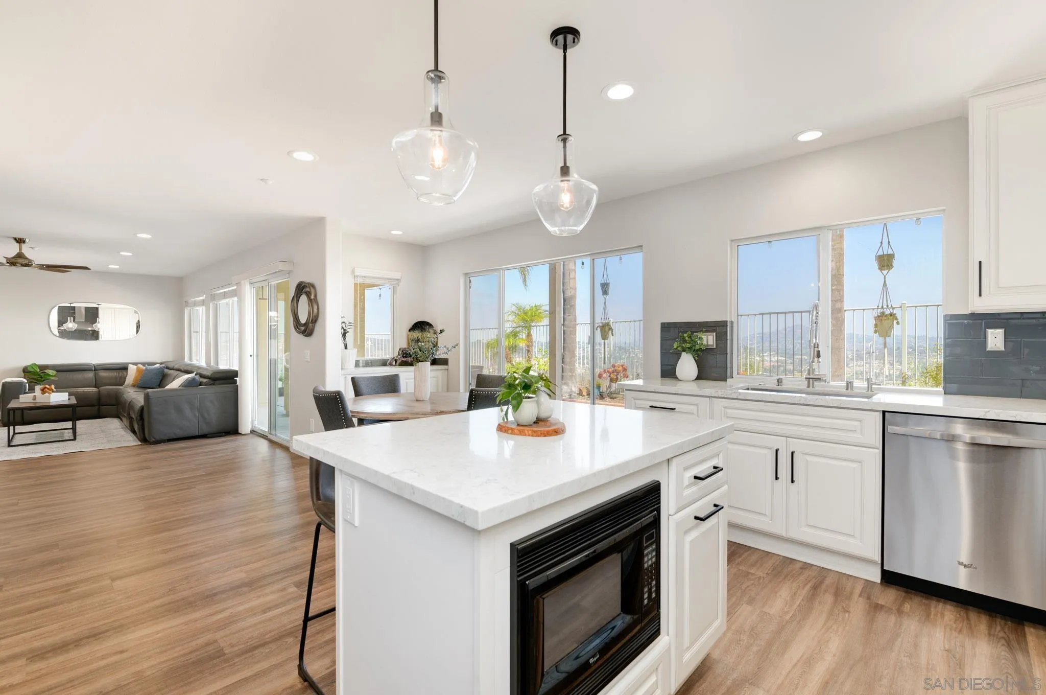 https://cdn.realtyfeed.com/cdn/127/250036570/3edaeff2e3606bccf828e7410f2b8207.webp