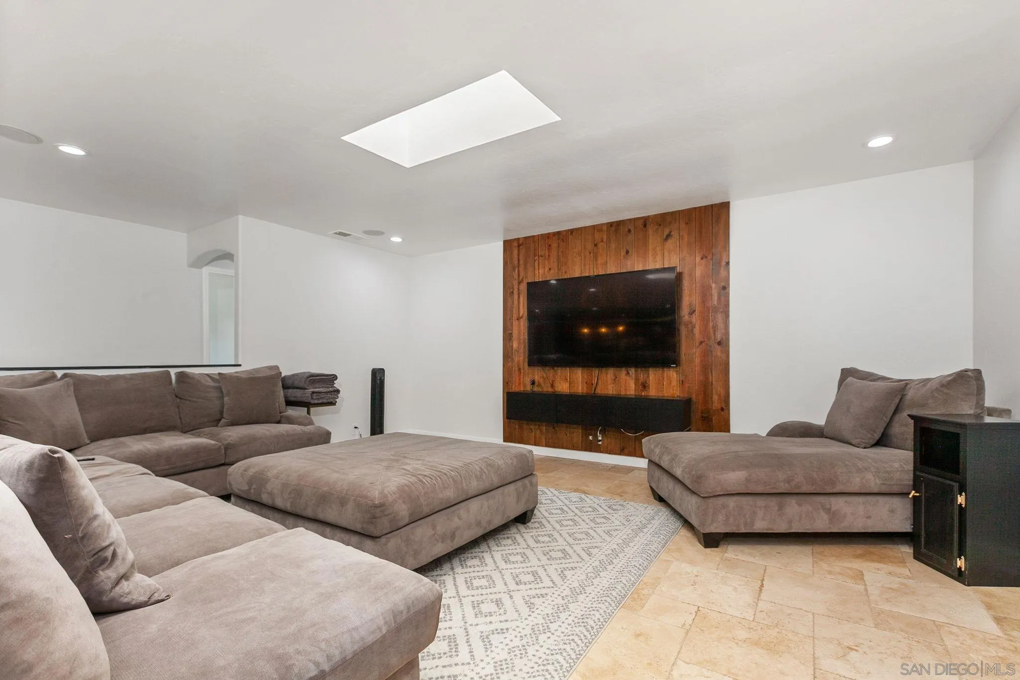 https://cdn.realtyfeed.com/cdn/127/250036579/89dfa28b5ffa232bd3cbad23761e2ff0.webp