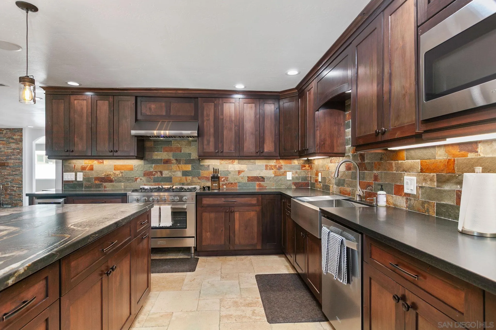 https://cdn.realtyfeed.com/cdn/127/250036579/eb5c38f1db6004ca3ecf2954e06dcb75.webp