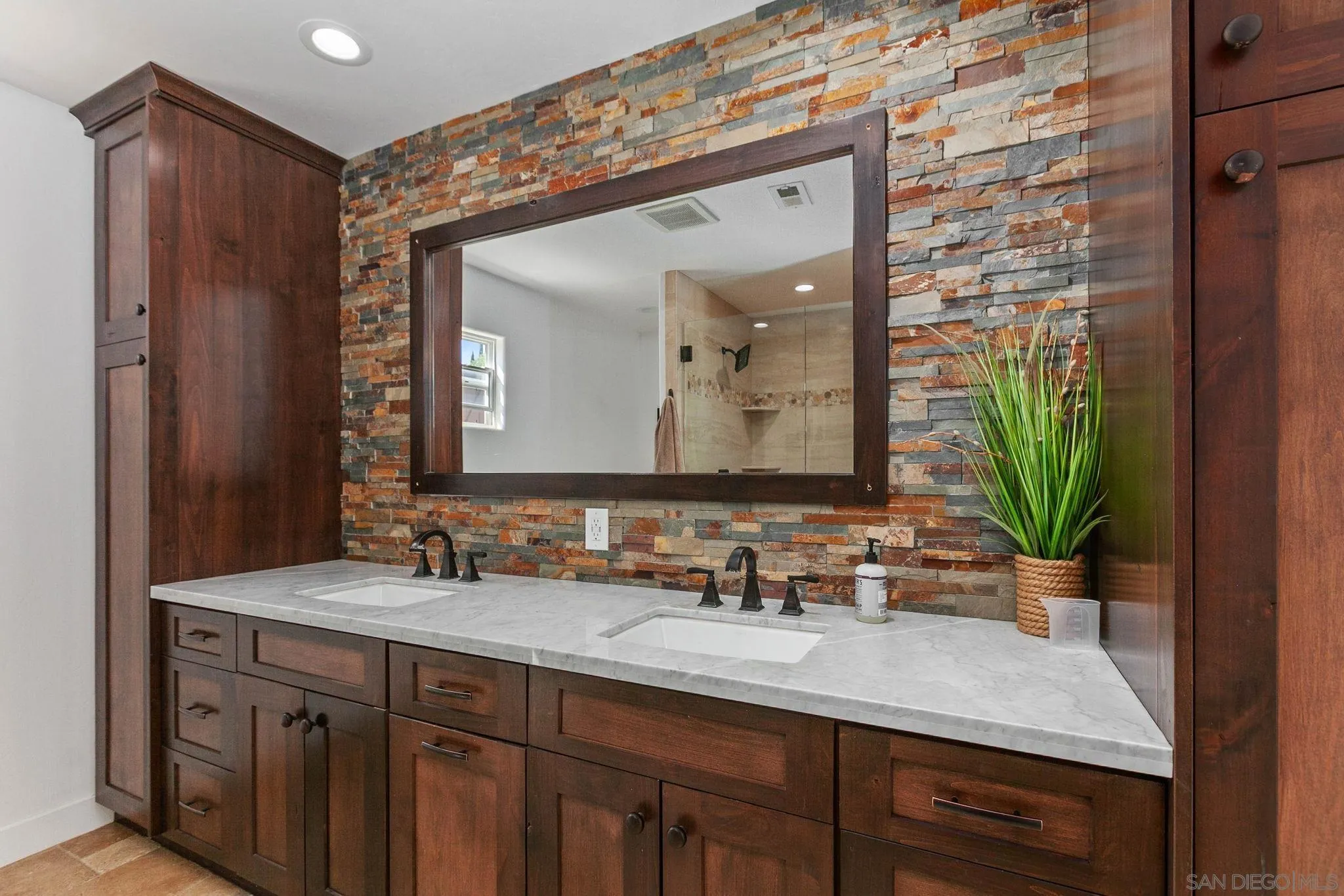https://cdn.realtyfeed.com/cdn/127/250036579/ee4f28259588f8dd88f3df7386d24307.webp